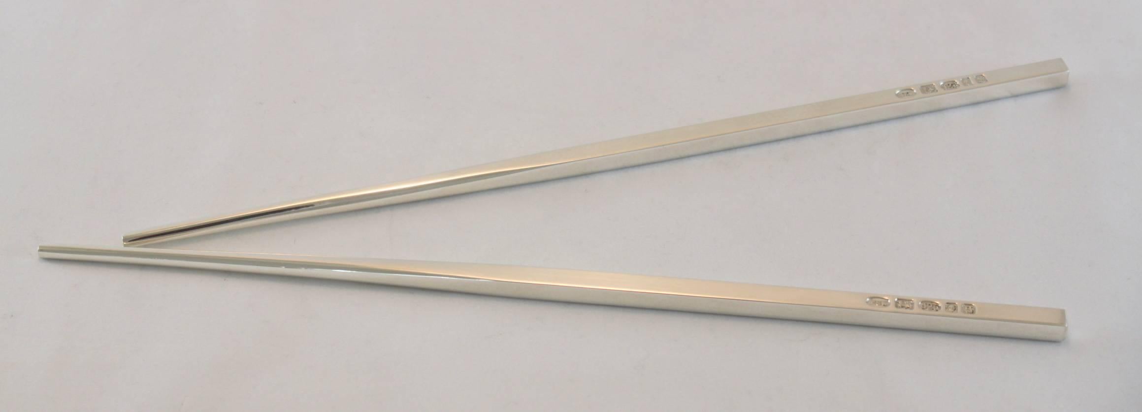 Sterling silver chopsticks, 
London, 2017
Made by Mappin & Webb
Fully hallmarked

Dimensions - 
Size : 26.5 x 0.6 x 0.6 cm
Chopstick 1 Weight : 90 grams
Chopstick 2 Weight : 87 grams

Condition : General used, fantastic clean and pleasant