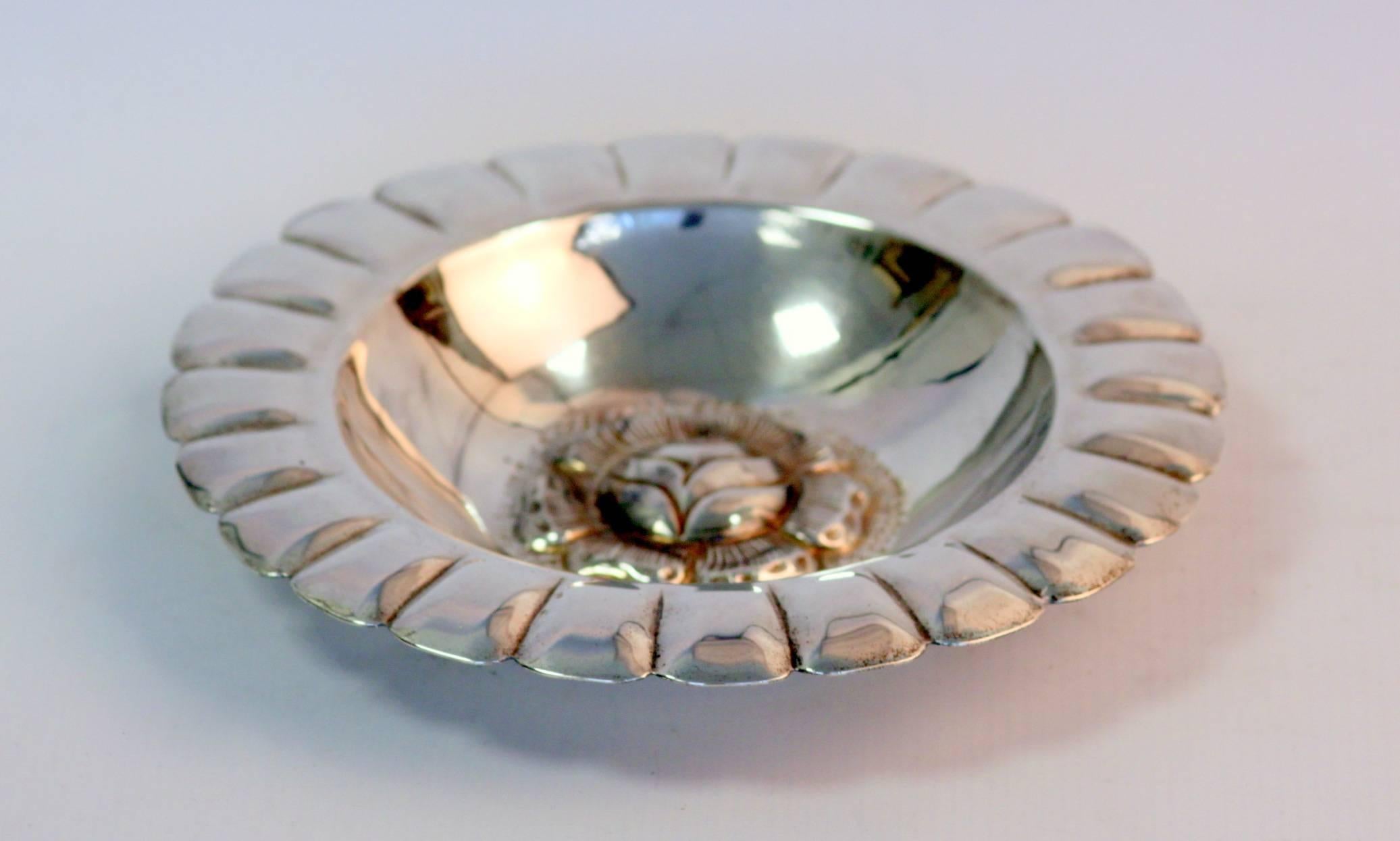 Floral engraved dish 
Made from Sterling Silver. 
Made in : Circa 1950's 
Maker : Maciel 
Fully Hallmarked 

Dimensions - 
Diameter x Height : 20.3 x 3 cm 
Weight : 300 grams 

Condition: General used, has some minor scratches and scuffs, has a