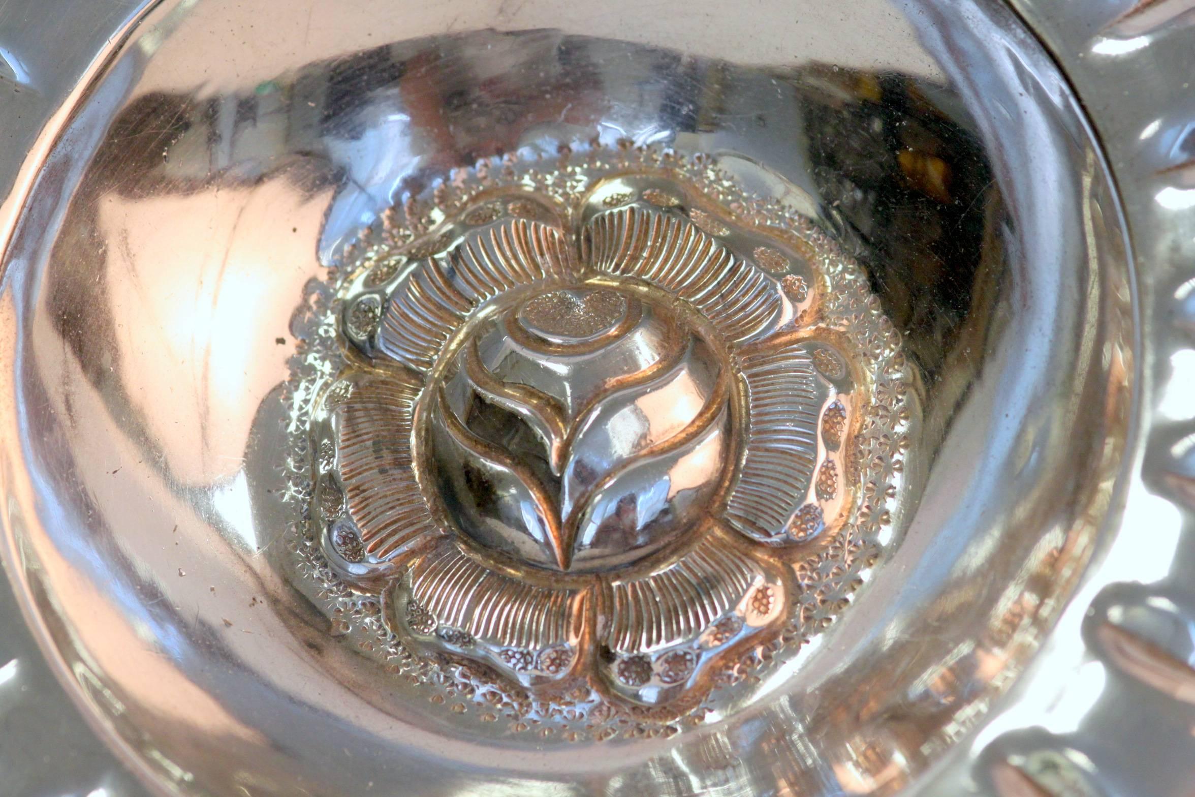 Mexican sterling silver floral engraved dish, Maciel, Circa.1950's In Excellent Condition In Braintree, GB