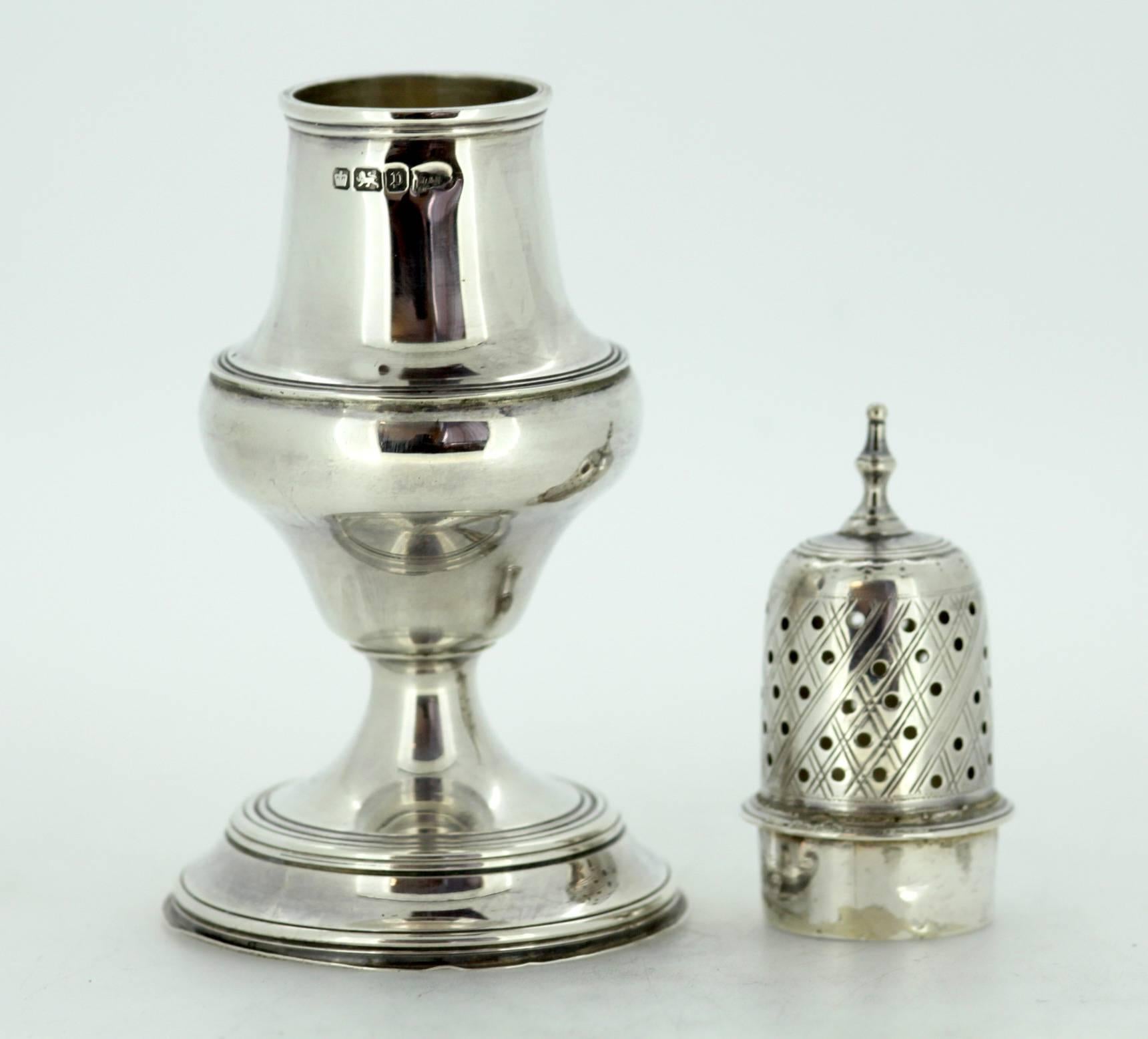 Early 20th Century Silver salt / pepper shaker - Walker & Hall - Sheffield - 1907