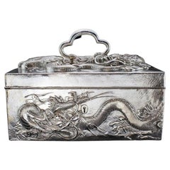 Grande boîte à cigares rectangulaire japonaise d'antiquités en argent décorée de dragons