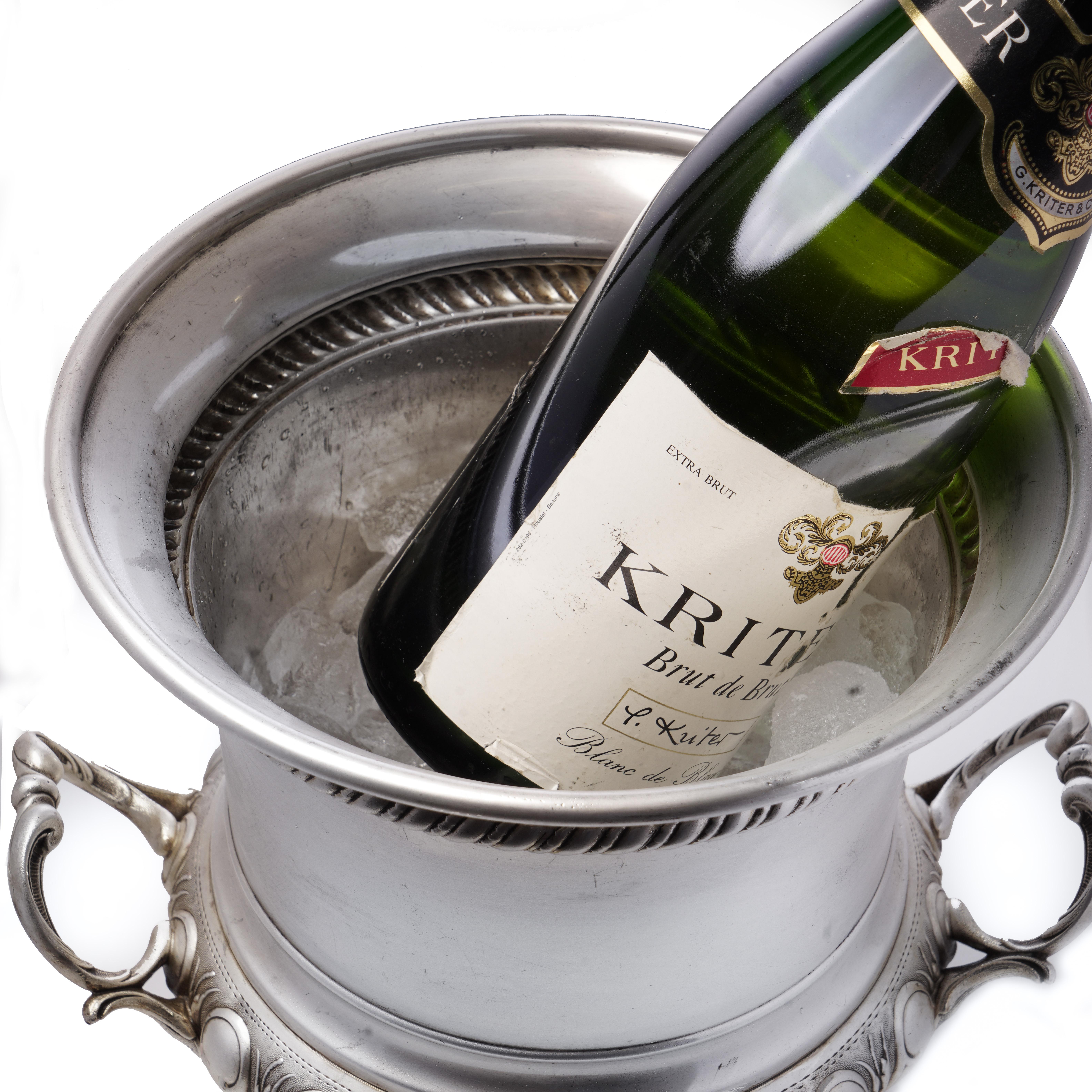Un sostanzioso dispenser per champagne d'epoca placcato in argento con dettagli decorati a forma di gadroon e di corda, progettato per conferire un'estetica raffinata e tradizionale a qualsiasi celebrazione o sala da pranzo. La forma elegante è