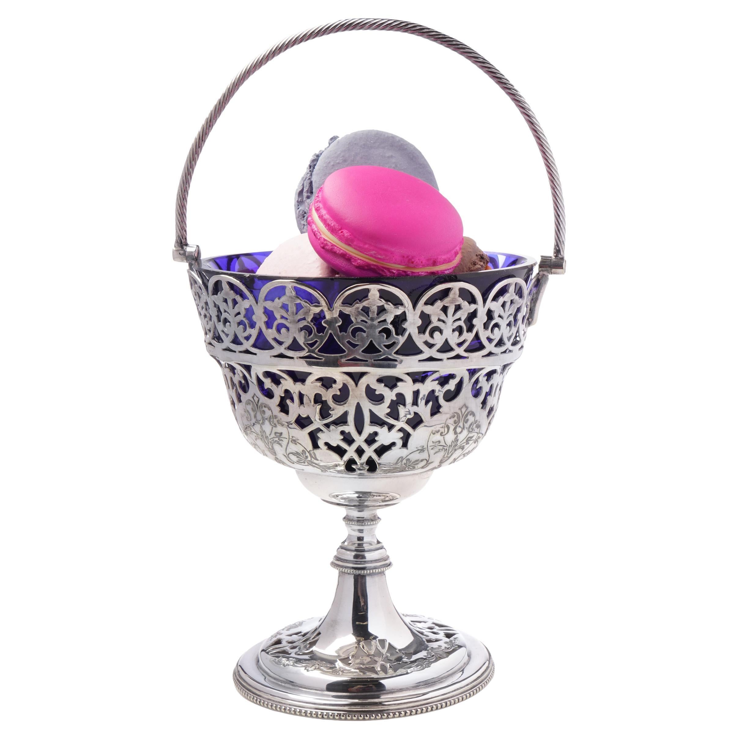 Plat à bonbons antique en métal argenté avec couvercle en verre bleu cobalt en vente