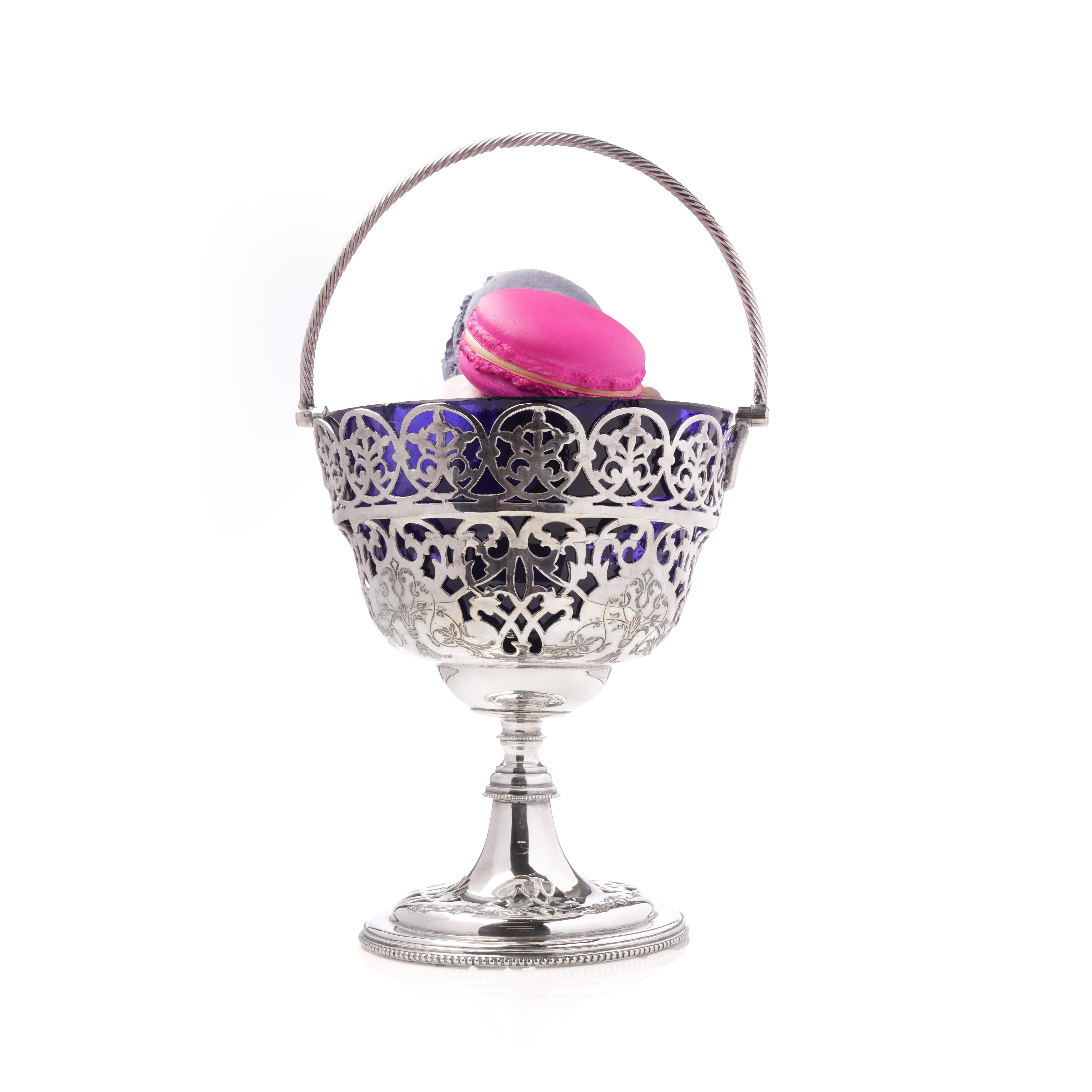 Britannique Plat à bonbons antique en métal argenté avec couvercle en verre bleu cobalt en vente