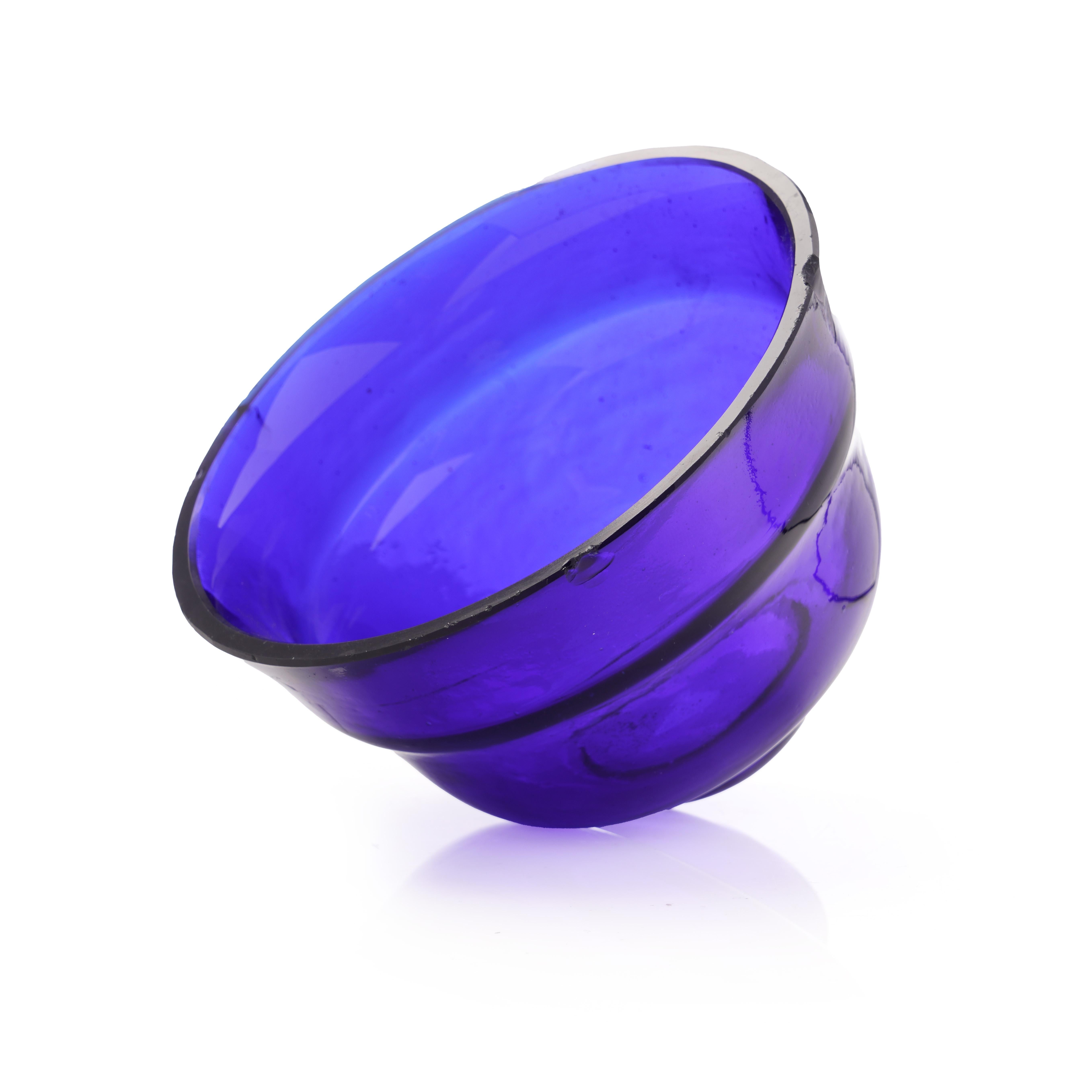 Début du 20ème siècle Plat à bonbons antique en métal argenté avec couvercle en verre bleu cobalt en vente