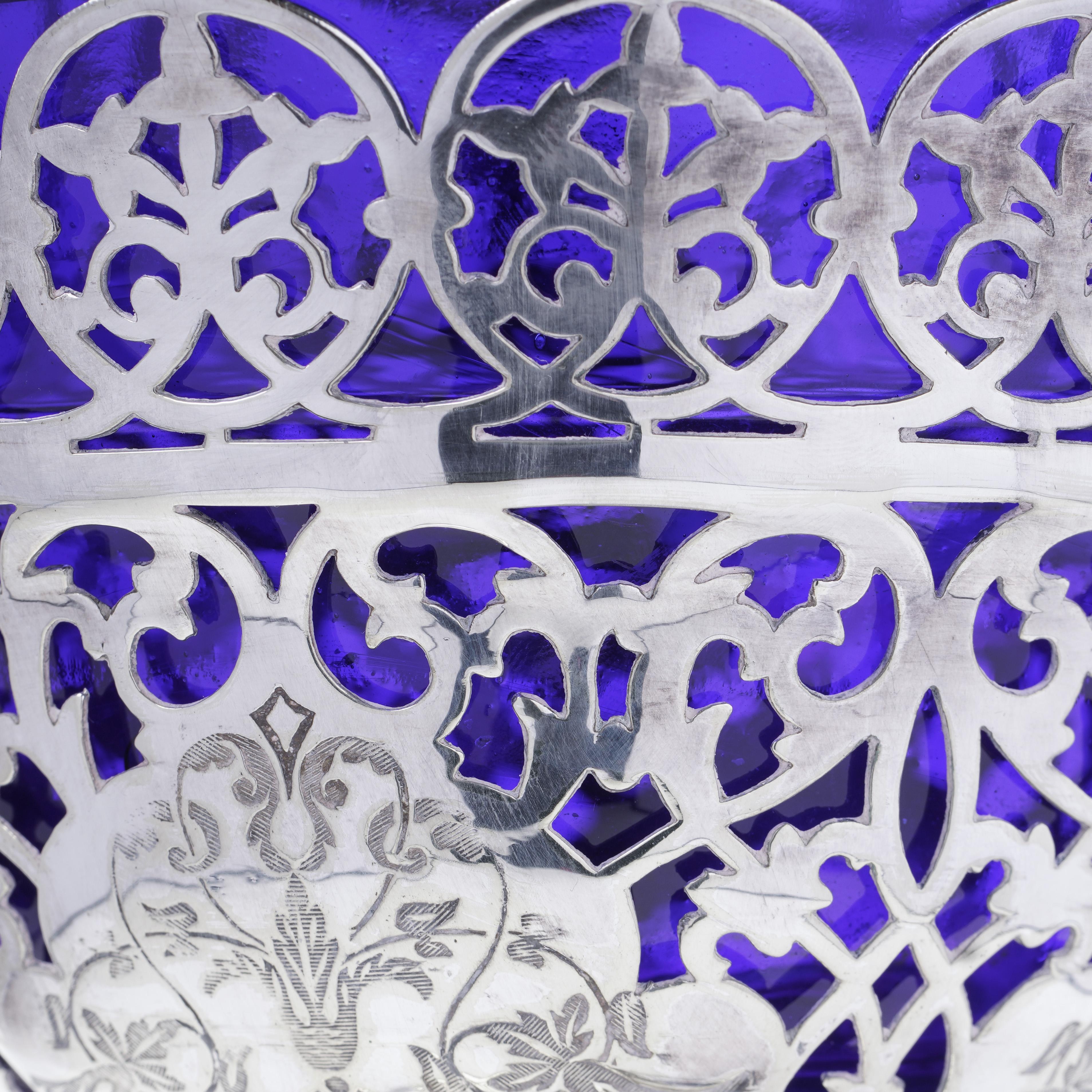 Plat à bonbons antique en métal argenté avec couvercle en verre bleu cobalt en vente 2