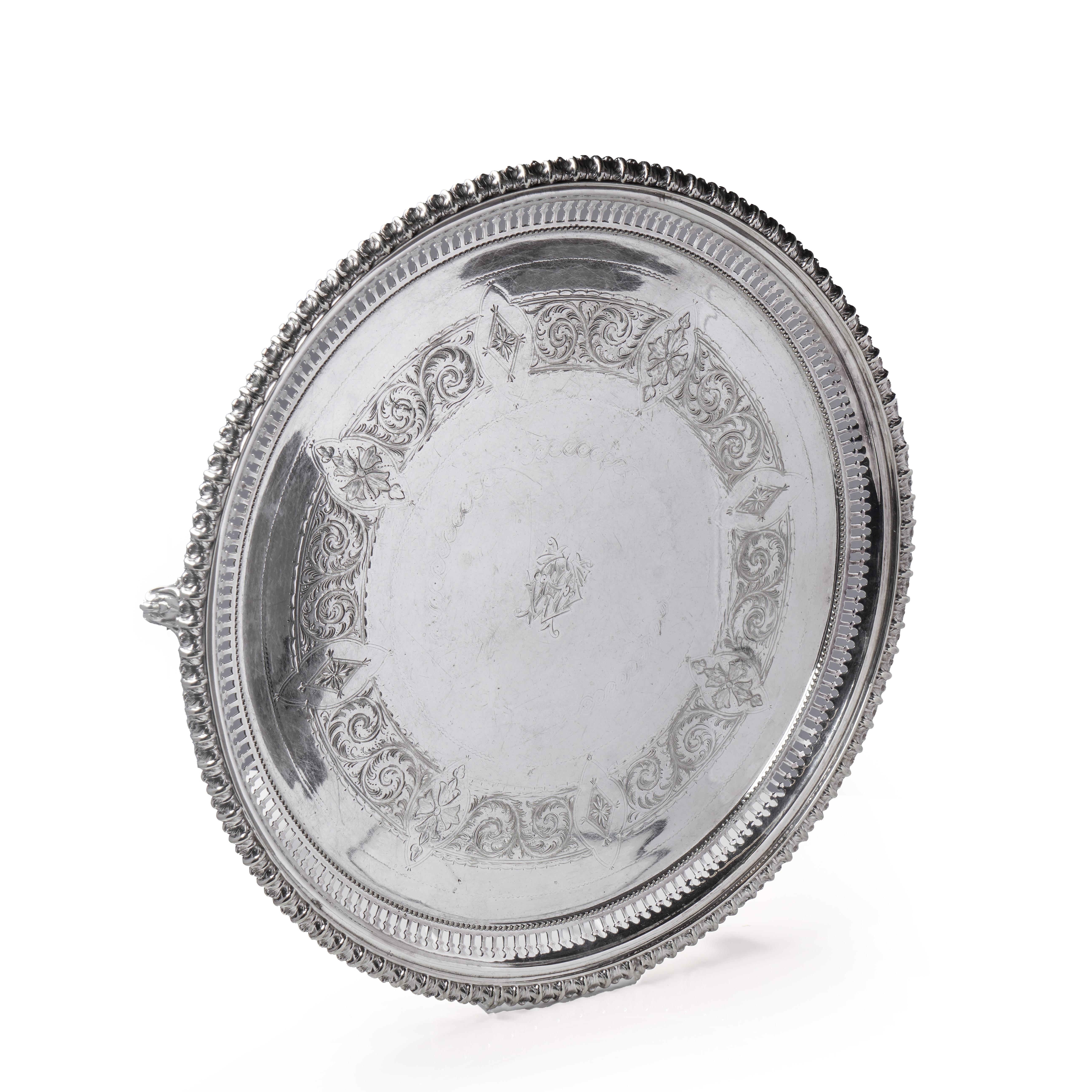 Salsiera vittoriana finemente incisa in argento di Walker & Hall, Sheffield, con il numero di modello 3551. Questo grande salver circolare poggia su tre piedi a voluta fusi ed è caratterizzato da un bordo perlinato e cangiante, da una galleria