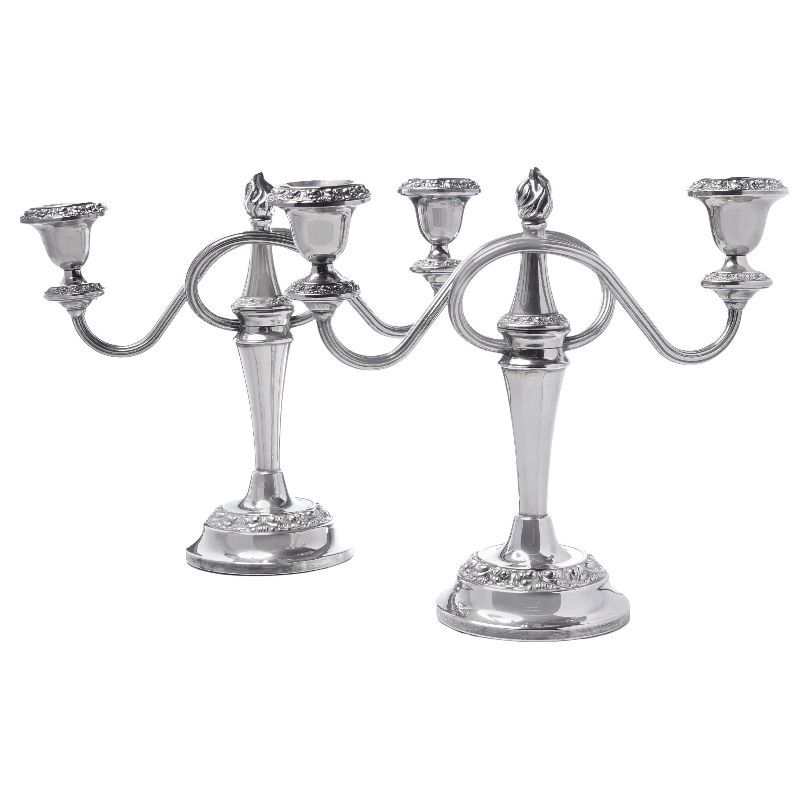 Coppia di candelabri antichi a due bracci placcati in argento in vendita