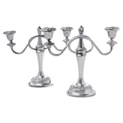 Pareja de candelabros antiguos de dos brazos chapados en plata