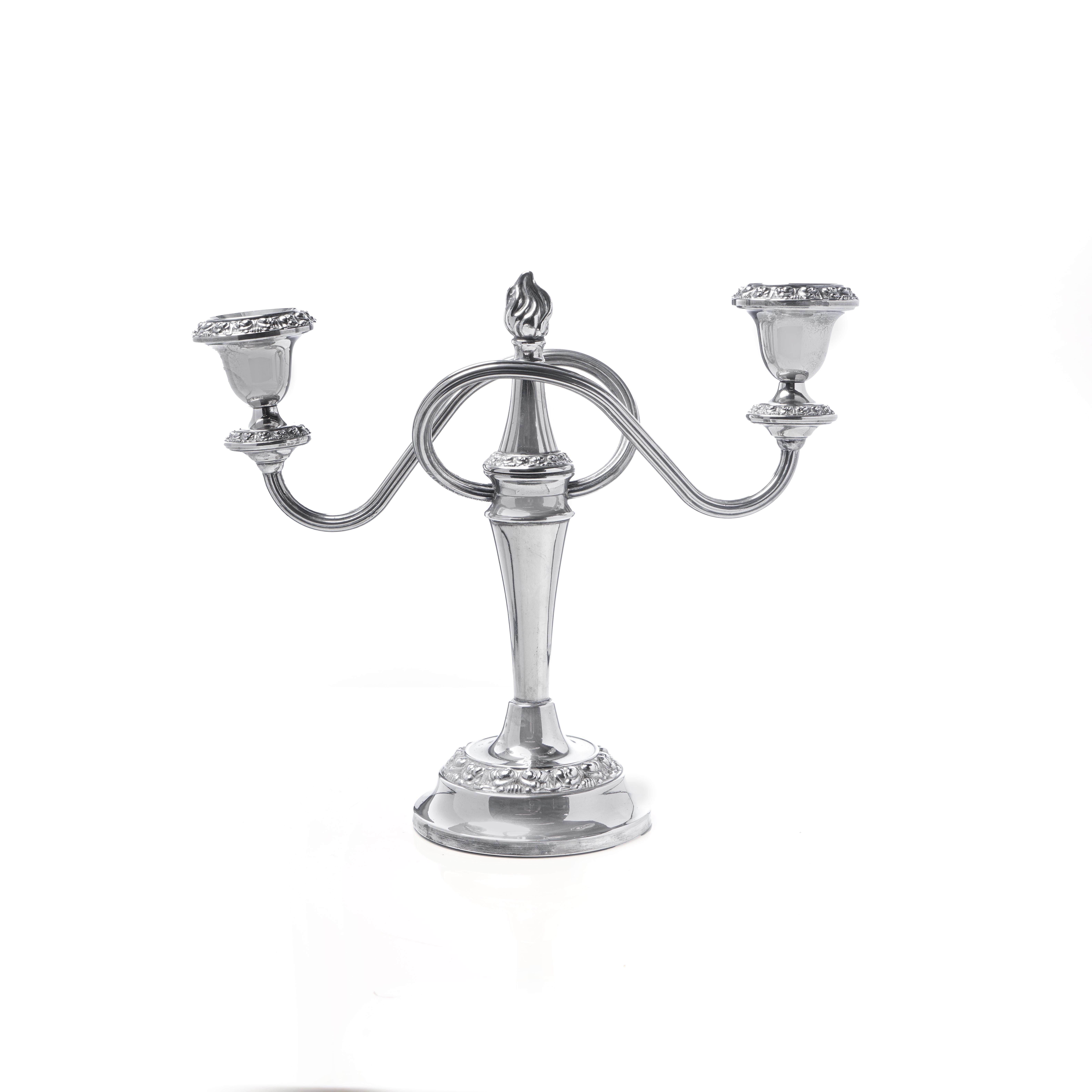 Coppia di candelabri antichi a due bracci placcati in argento In condizioni buone in vendita a Braintree, GB