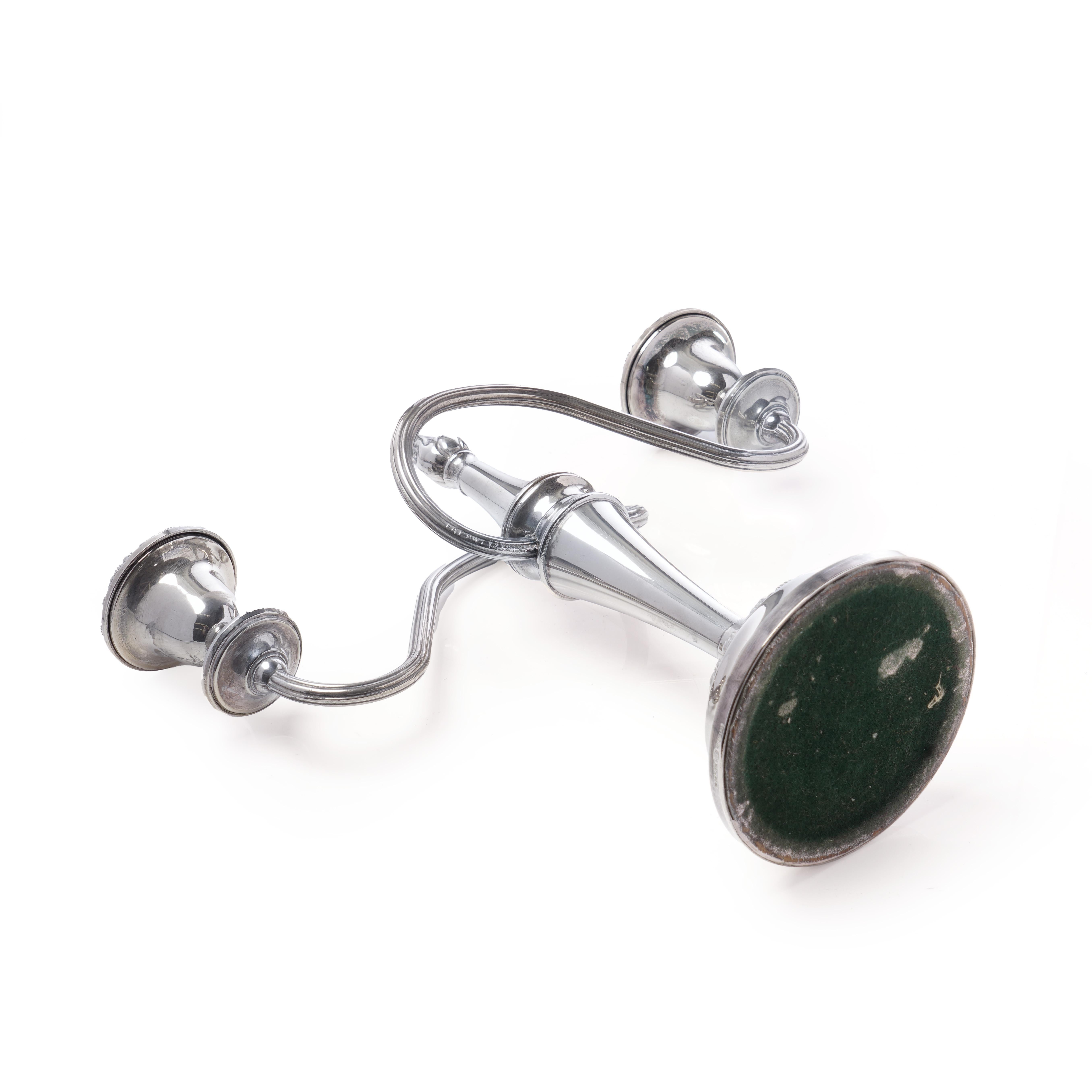 Inizio XX secolo Coppia di candelabri antichi a due bracci placcati in argento in vendita