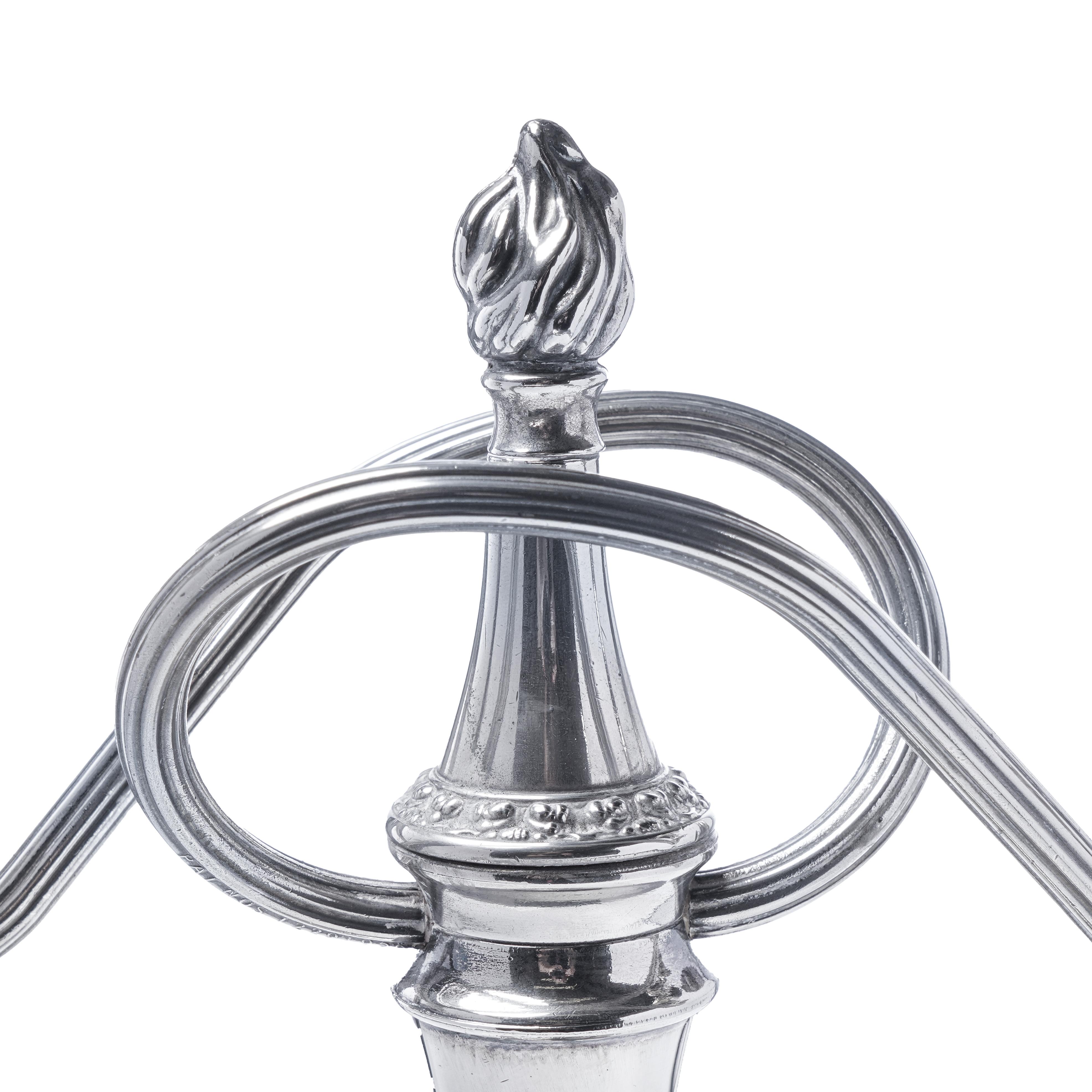 Placcato argento Coppia di candelabri antichi a due bracci placcati in argento in vendita