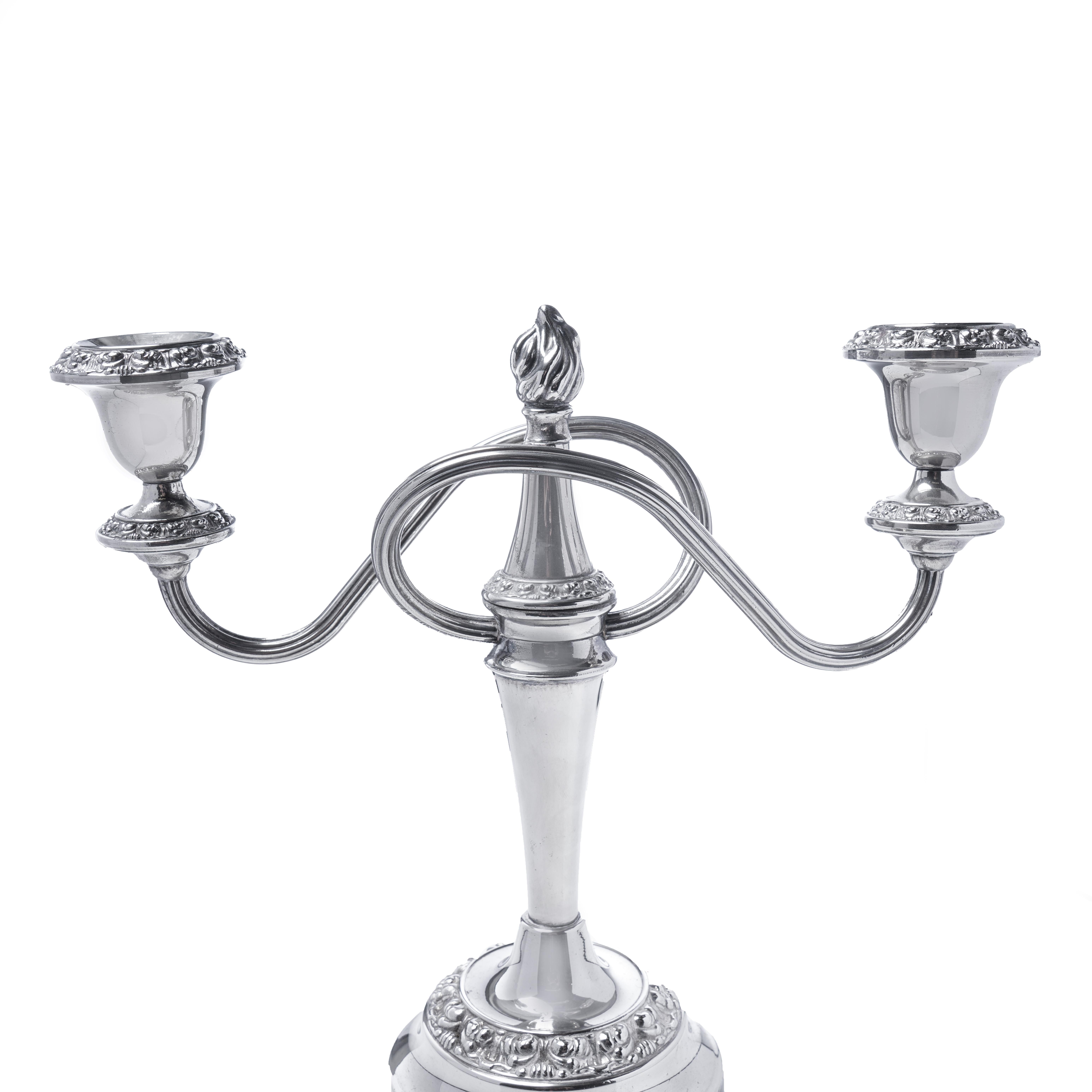 Coppia di candelabri antichi a due bracci placcati in argento in vendita 1