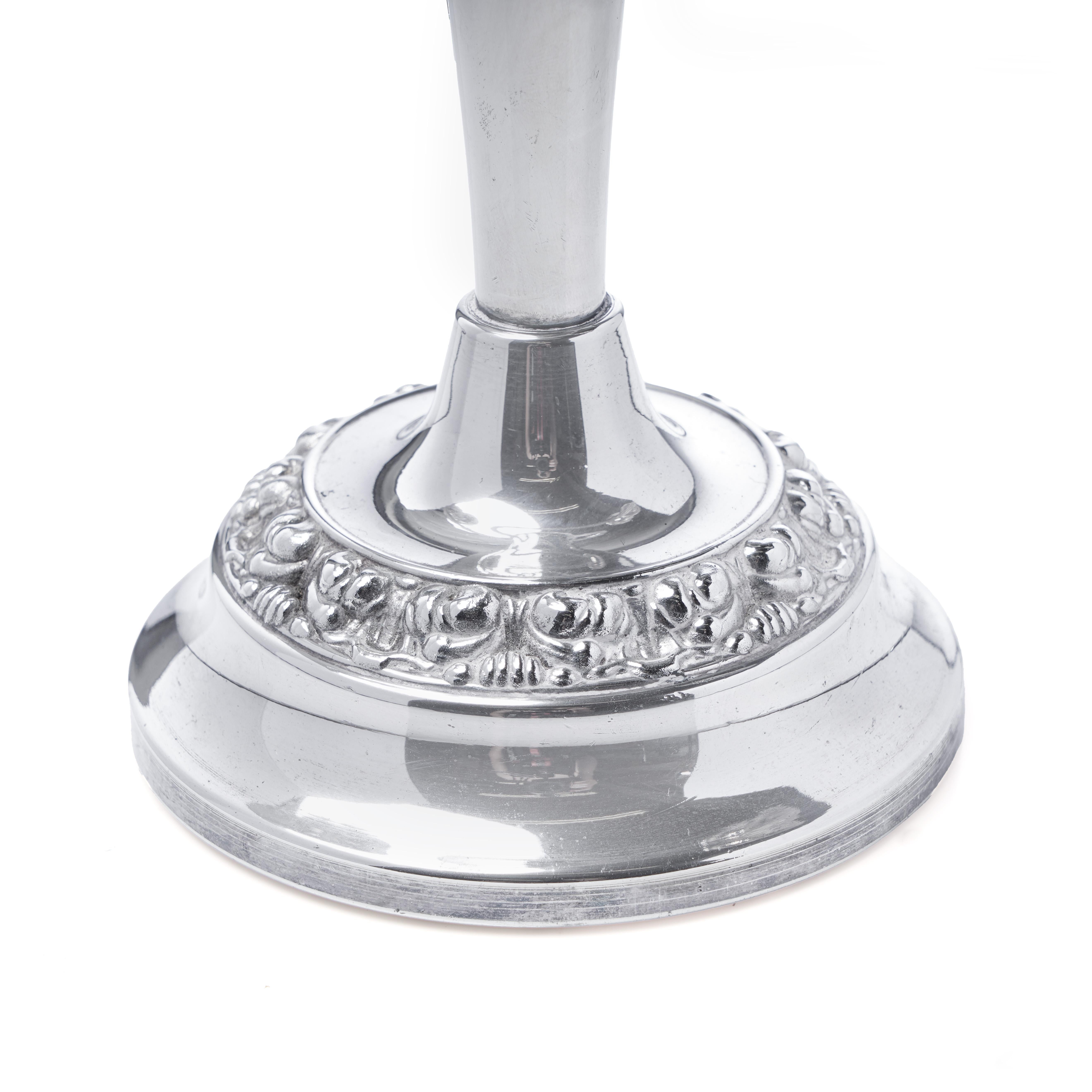 Coppia di candelabri antichi a due bracci placcati in argento in vendita 3
