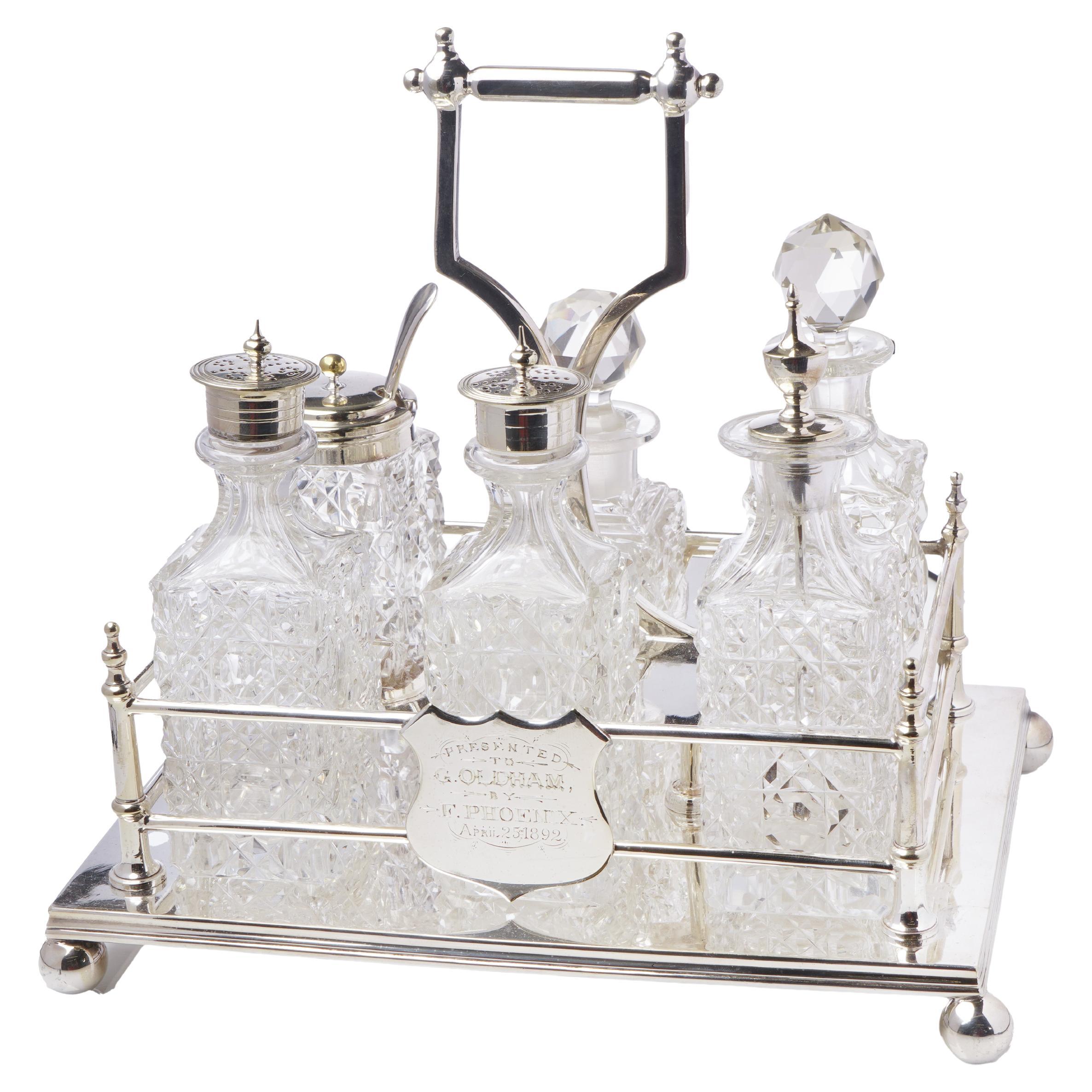 Set de burettes anciennes en métal argenté avec six bouteilles en verre, 1892 en vente