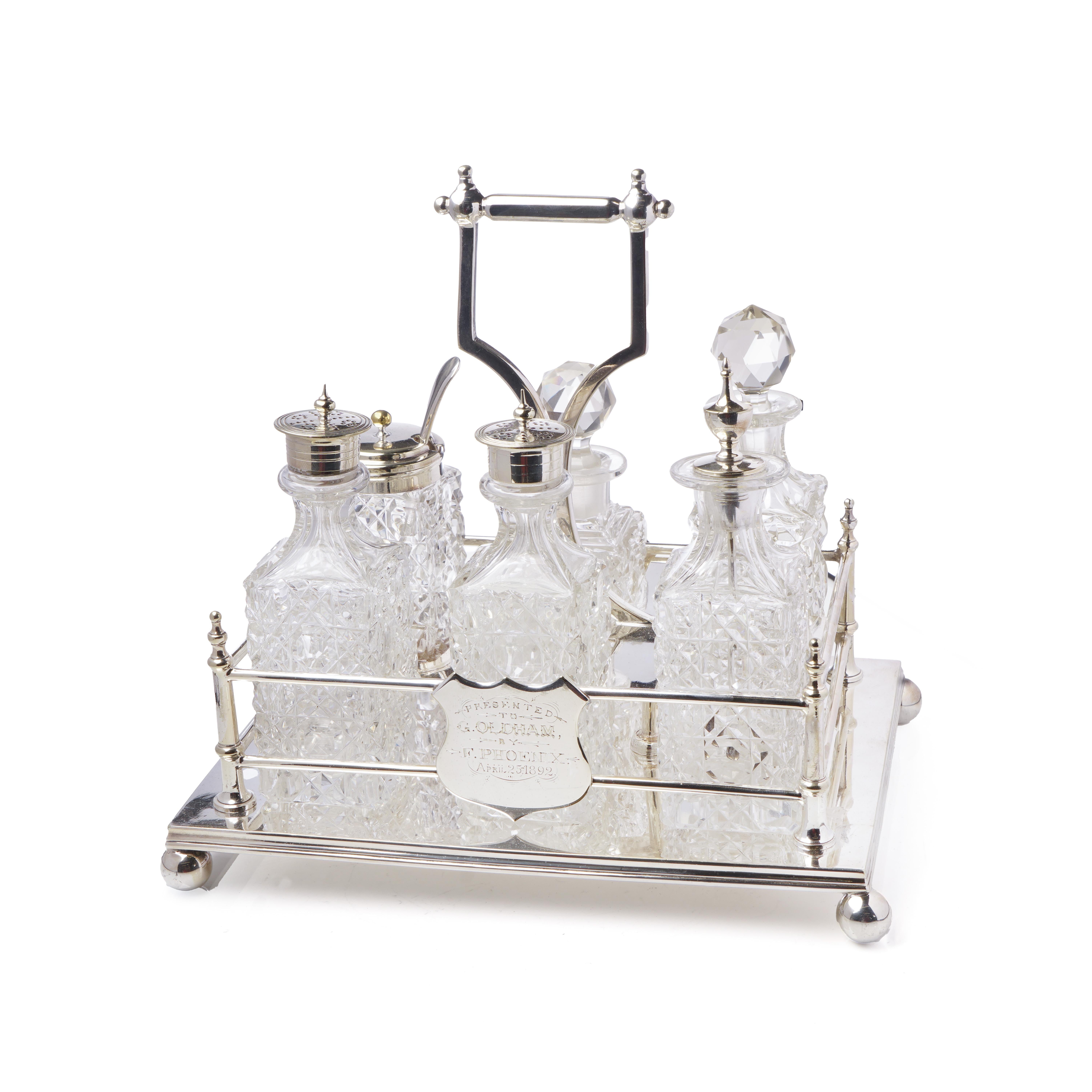 Set de burettes anciennes en métal argenté avec six bouteilles en verre, 1892 en vente 5