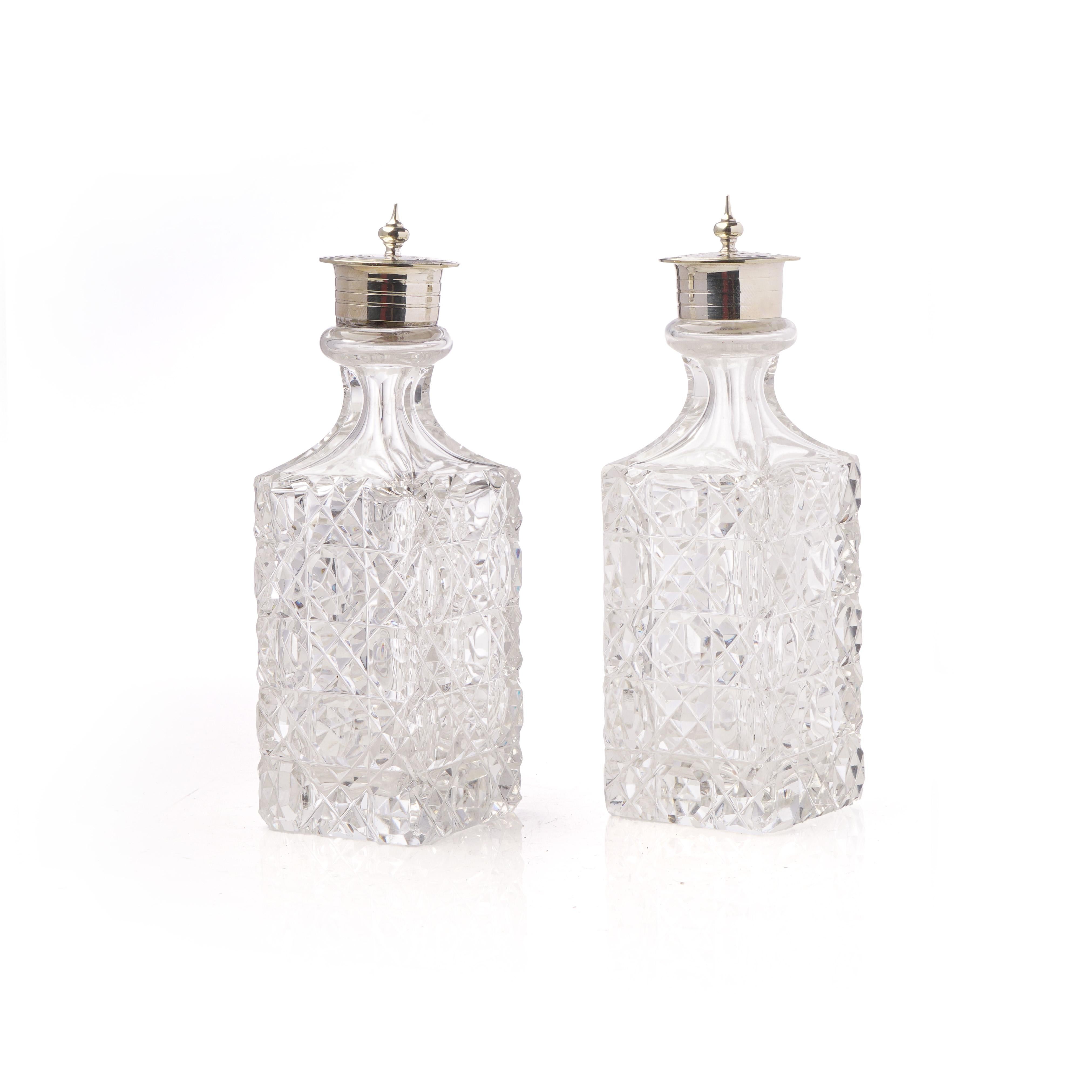 Set de burettes anciennes en métal argenté avec six bouteilles en verre, 1892 en vente 2