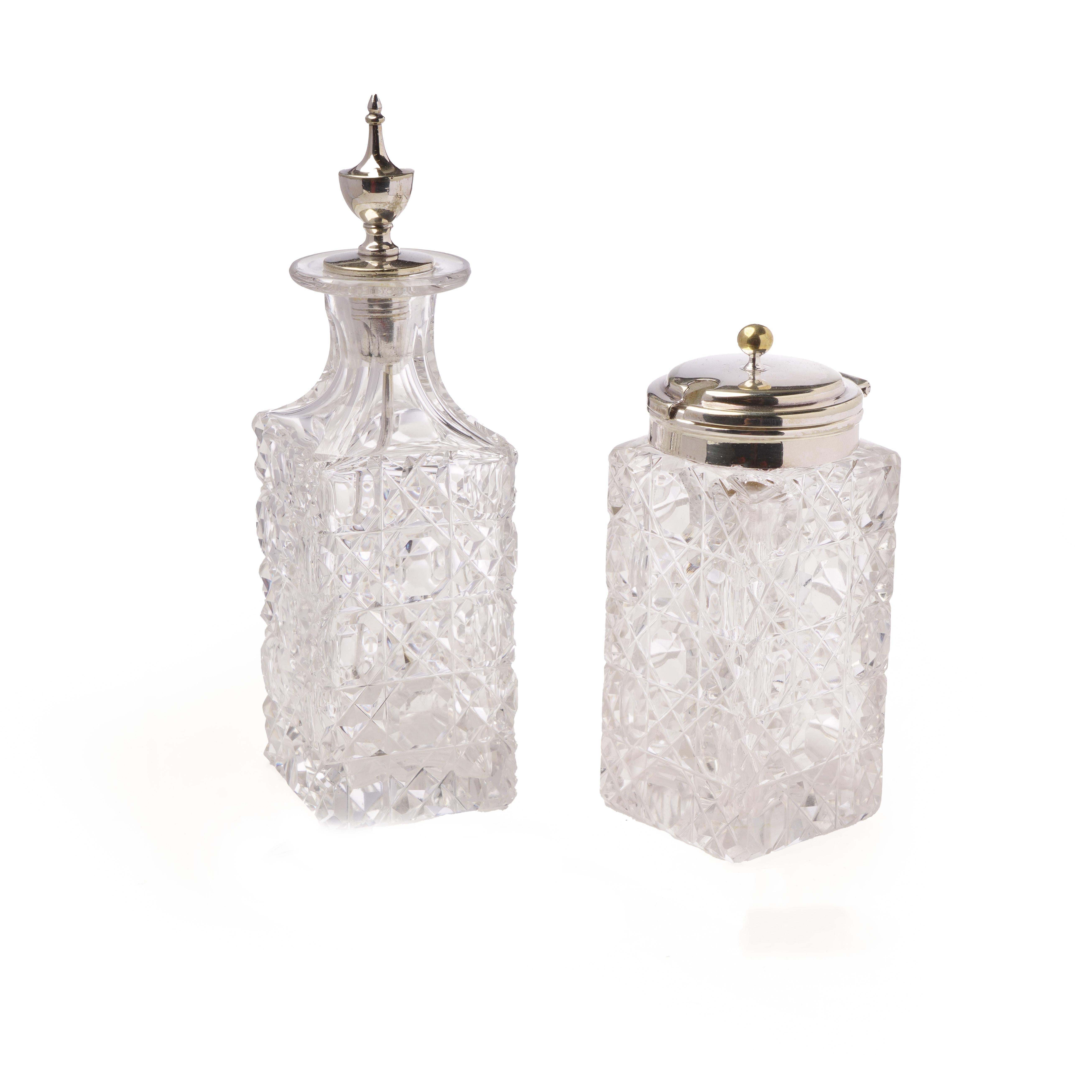 Set de burettes anciennes en métal argenté avec six bouteilles en verre, 1892 en vente 4