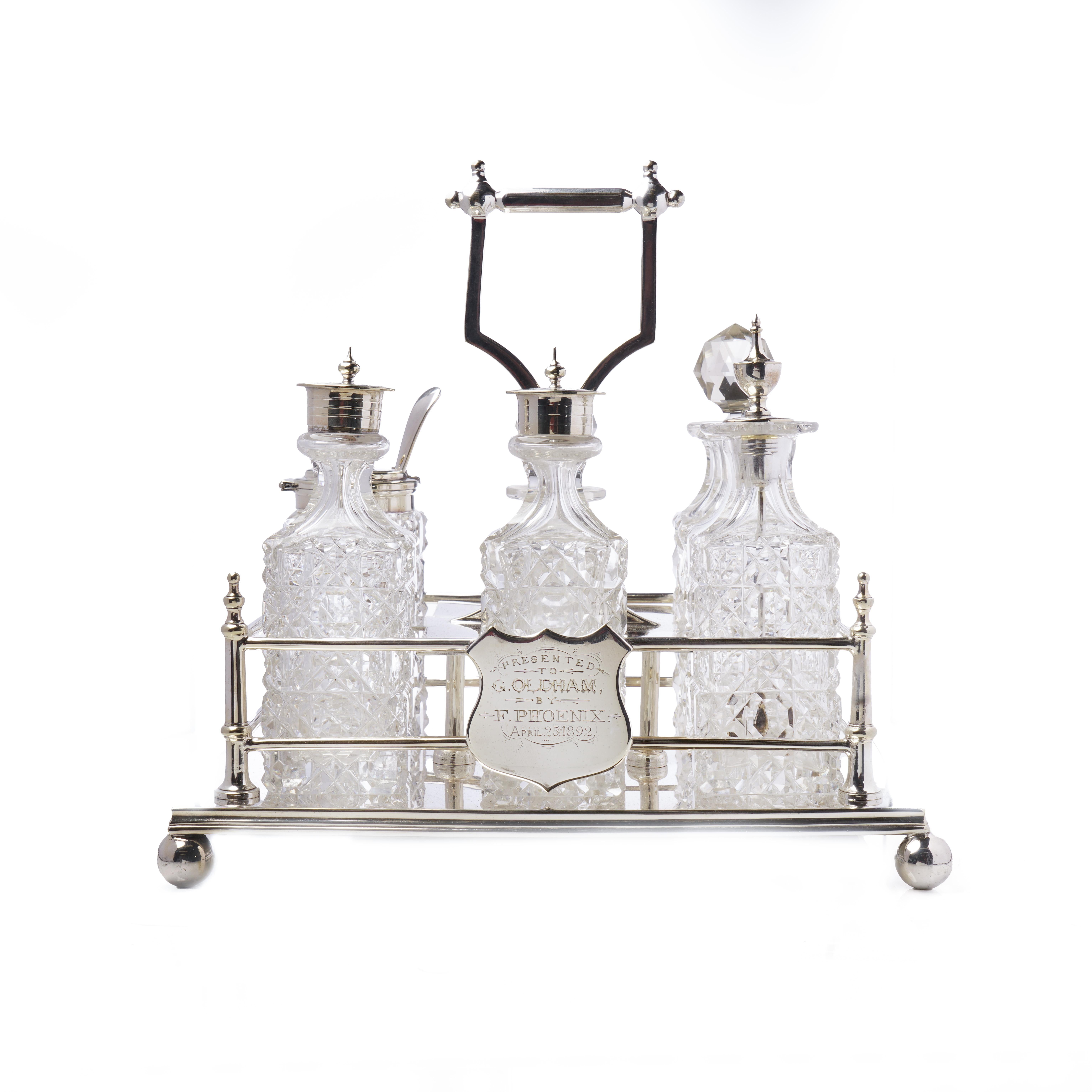 Set de burettes anciennes en métal argenté avec six bouteilles en verre, 1892 en vente 1