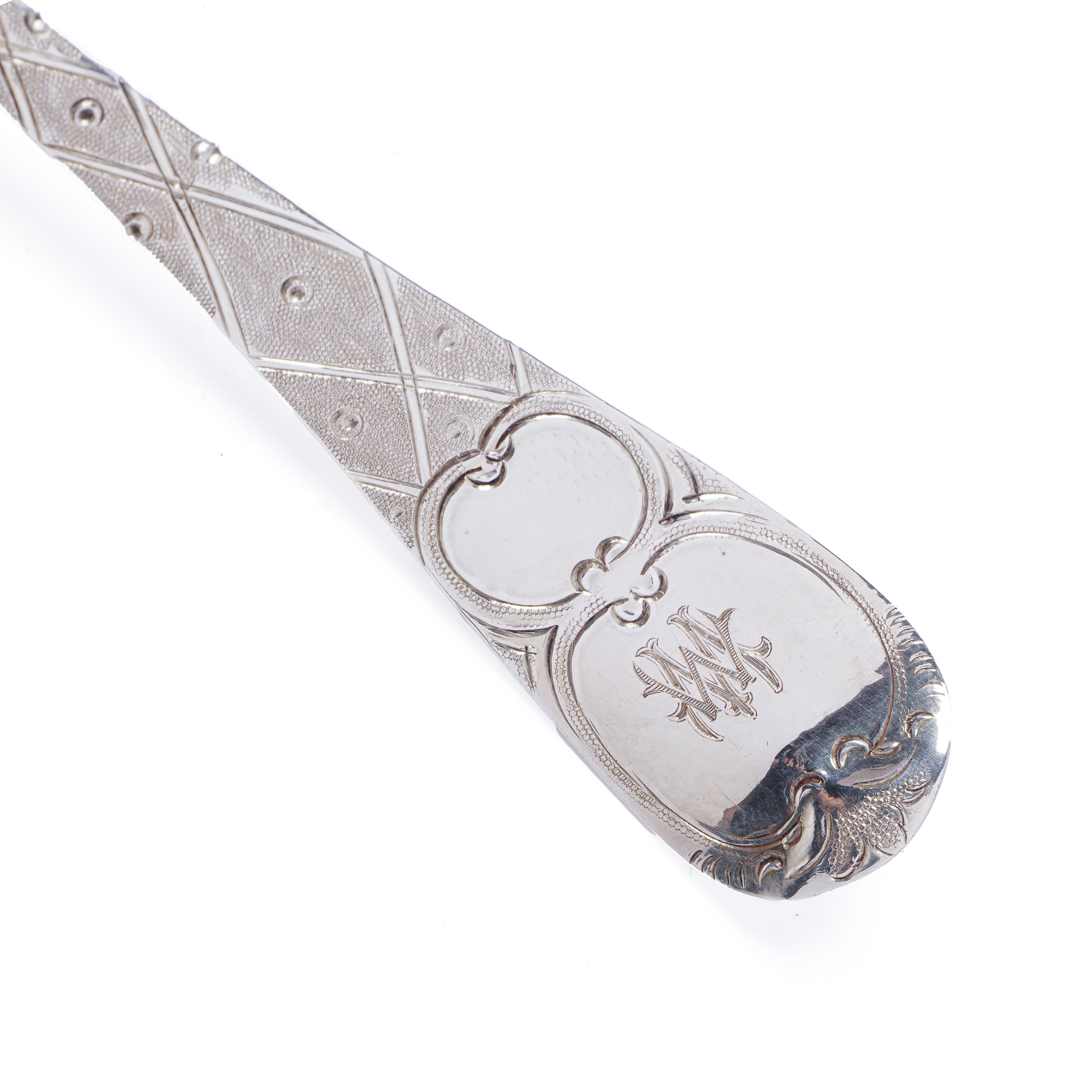 Cuillère à fruits géorgienne ancienne en argent et en vermeil dans son étui d'origine en vente 2