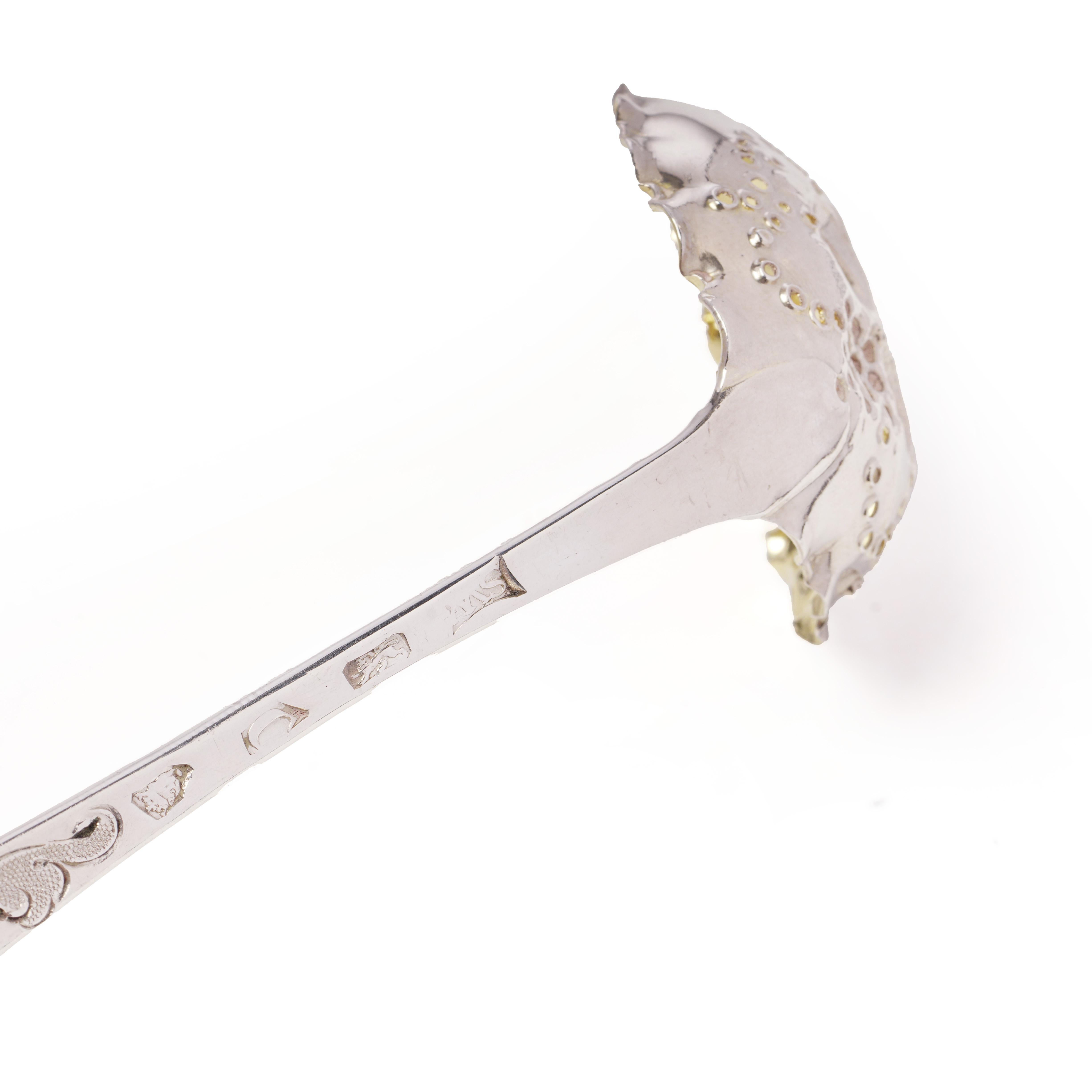 Cuillère à fruits géorgienne ancienne en argent et en vermeil dans son étui d'origine en vente 4