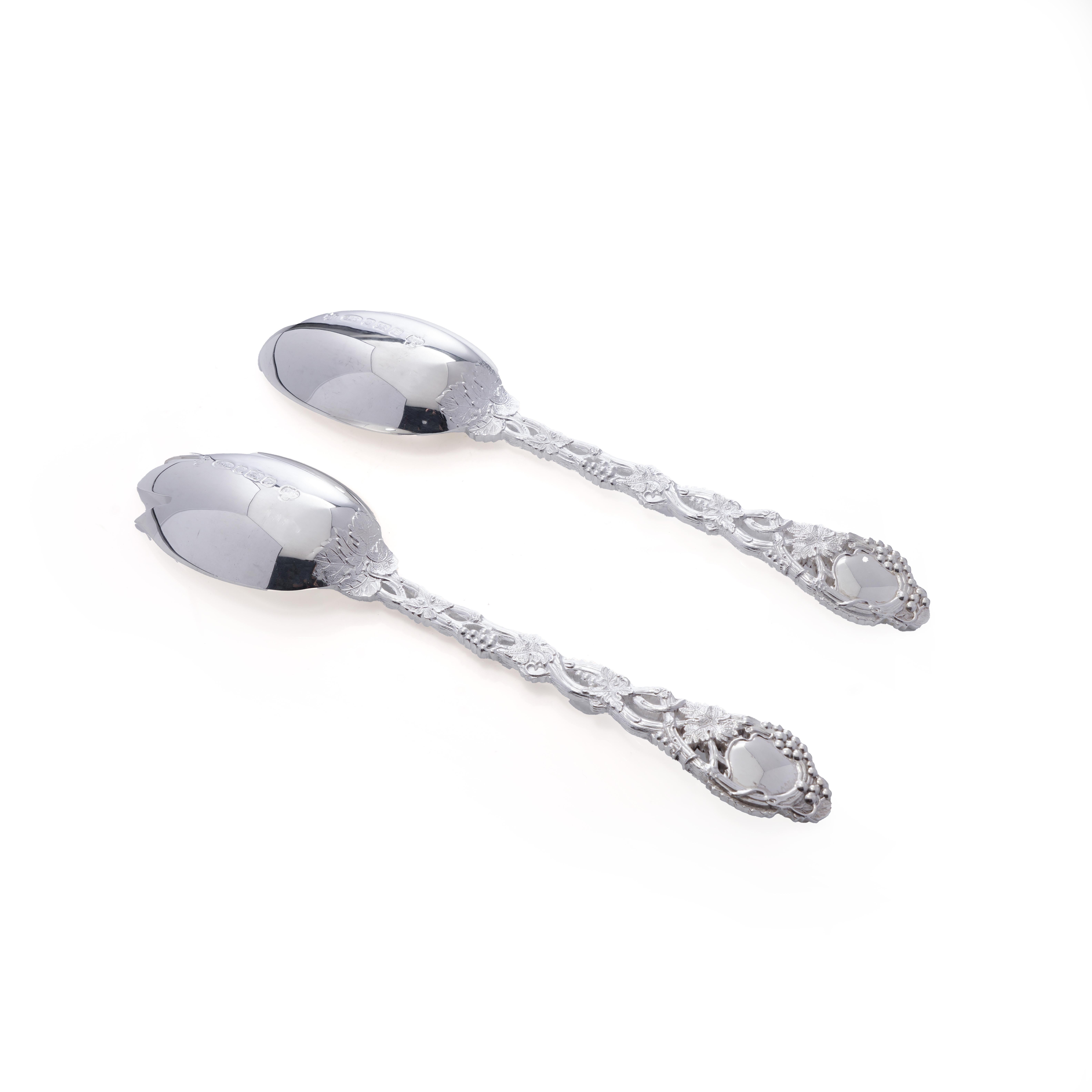 Un elegante e raffinato set di forchette e cucchiai da frutta in argento sterling della rinomata manifattura britannica C.J. Vander Ltd., con marchio di Londra, 1999. Ogni pezzo presenta manici ornati da trafori con un dettagliato motivo a vite,