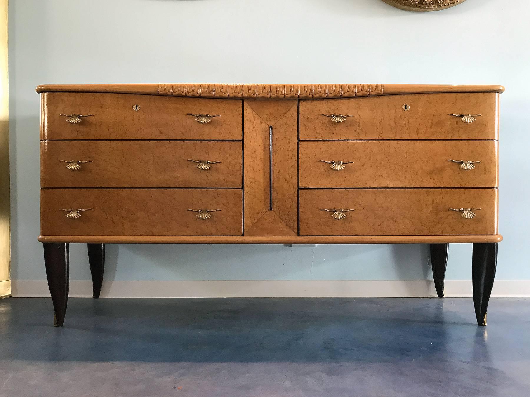 Italian Art Deco chest of drawers with a splendid maple feather on the front, sides and top in rosewood.
Six drawers, black lacquered legs with sabots in brass on the ends.

If requested, we'll provide the CITES certificate as regular export permit
