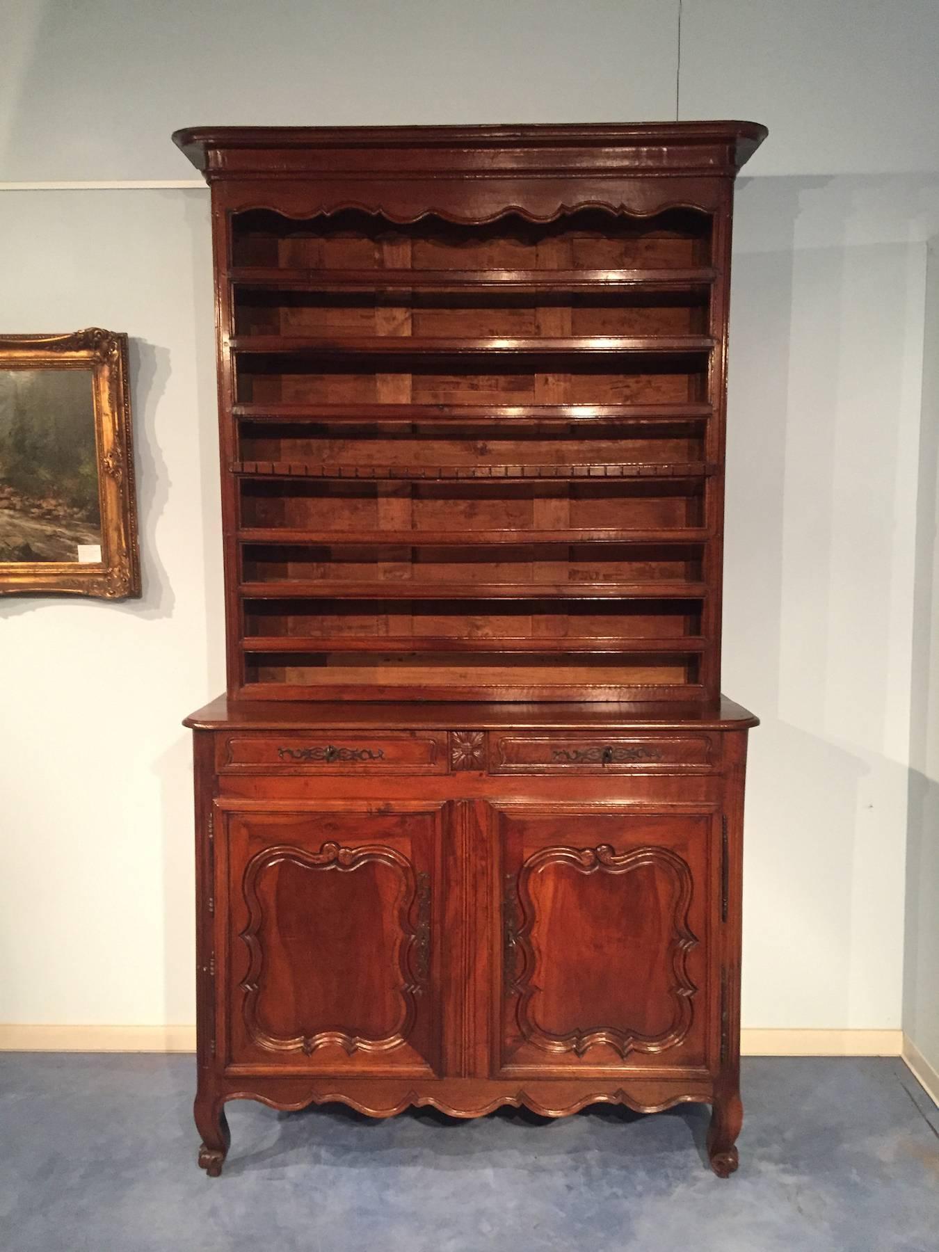 Beautiful 18th century French Louis XV walnut sideboard plate rack, original brass hinges, key escutcheon plates and pulls,
fine carved door, shaped apron, elegant front legs ending with scroll feet.
The piece is in very good condition with an