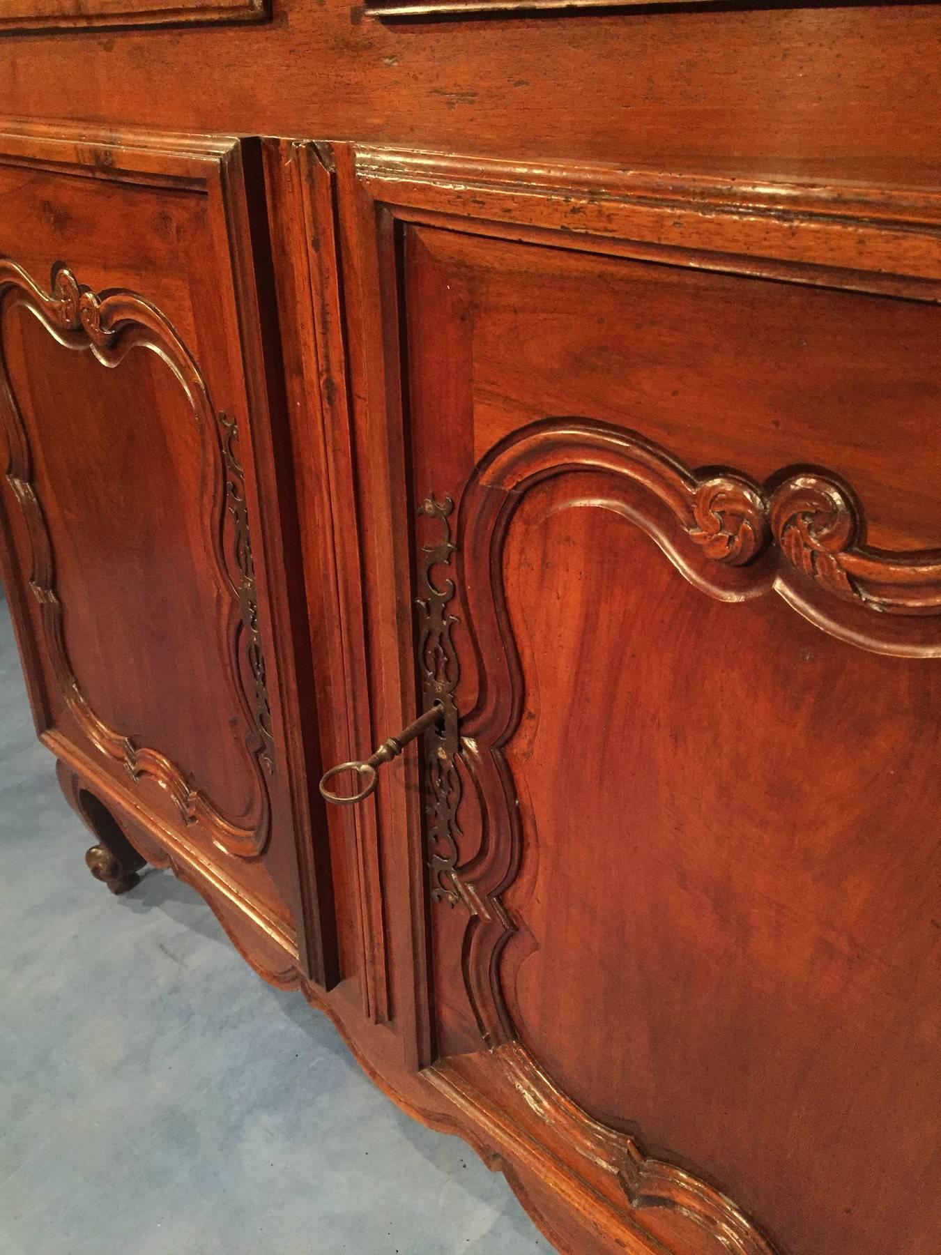 18th Century French Louis XV Walnut Sideboard Plate Rack For Sale 1