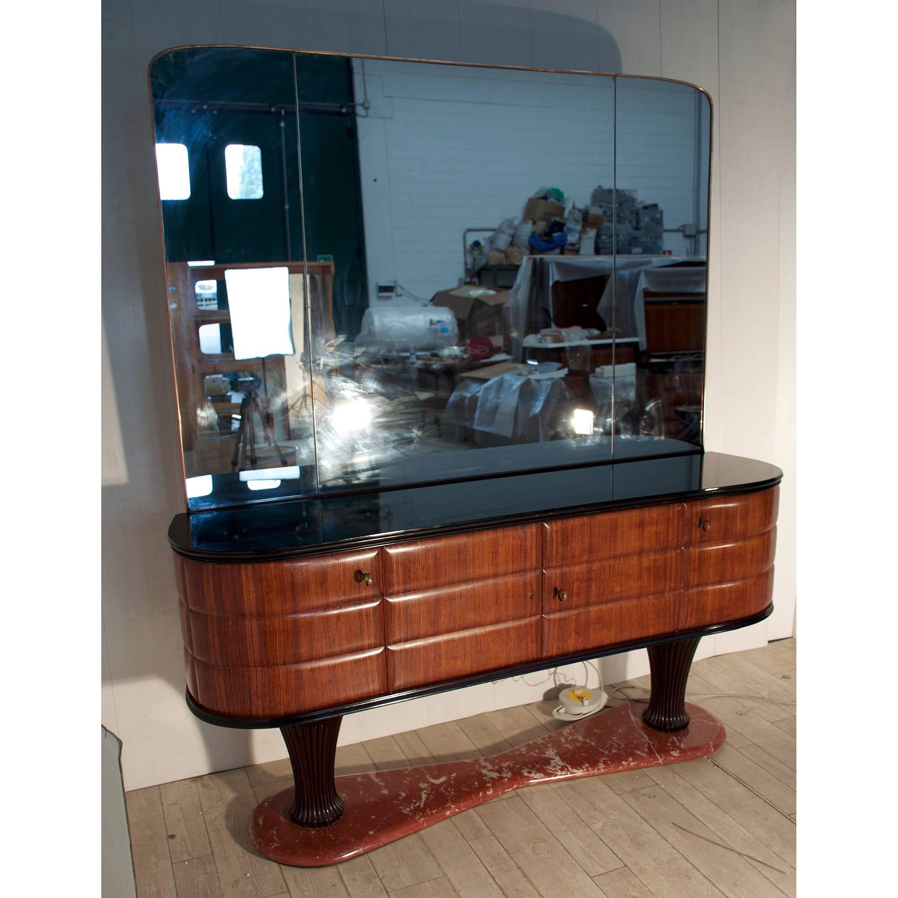 Vittorio Dassi has been one of the most important Italian designers and manufacturers of the Mid-Century Modern period, all his items are very stylish and charming, always well designed and finished with valuable materials.
The cabinet is made in