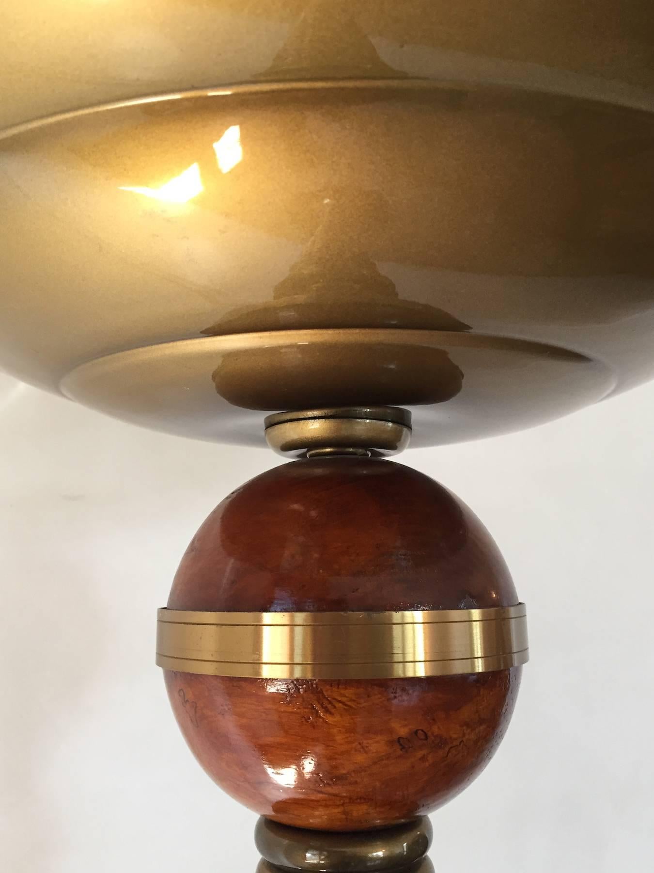 Französische Stehlampe aus geschnitztem Holz mit Messingdekorationen im Art déco-Stil, 1930er Jahre (Mitte des 20. Jahrhunderts) im Angebot