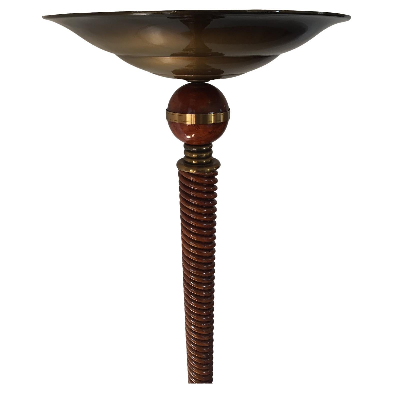 Französische Stehlampe aus geschnitztem Holz mit Messingdekorationen im Art déco-Stil, 1930er Jahre