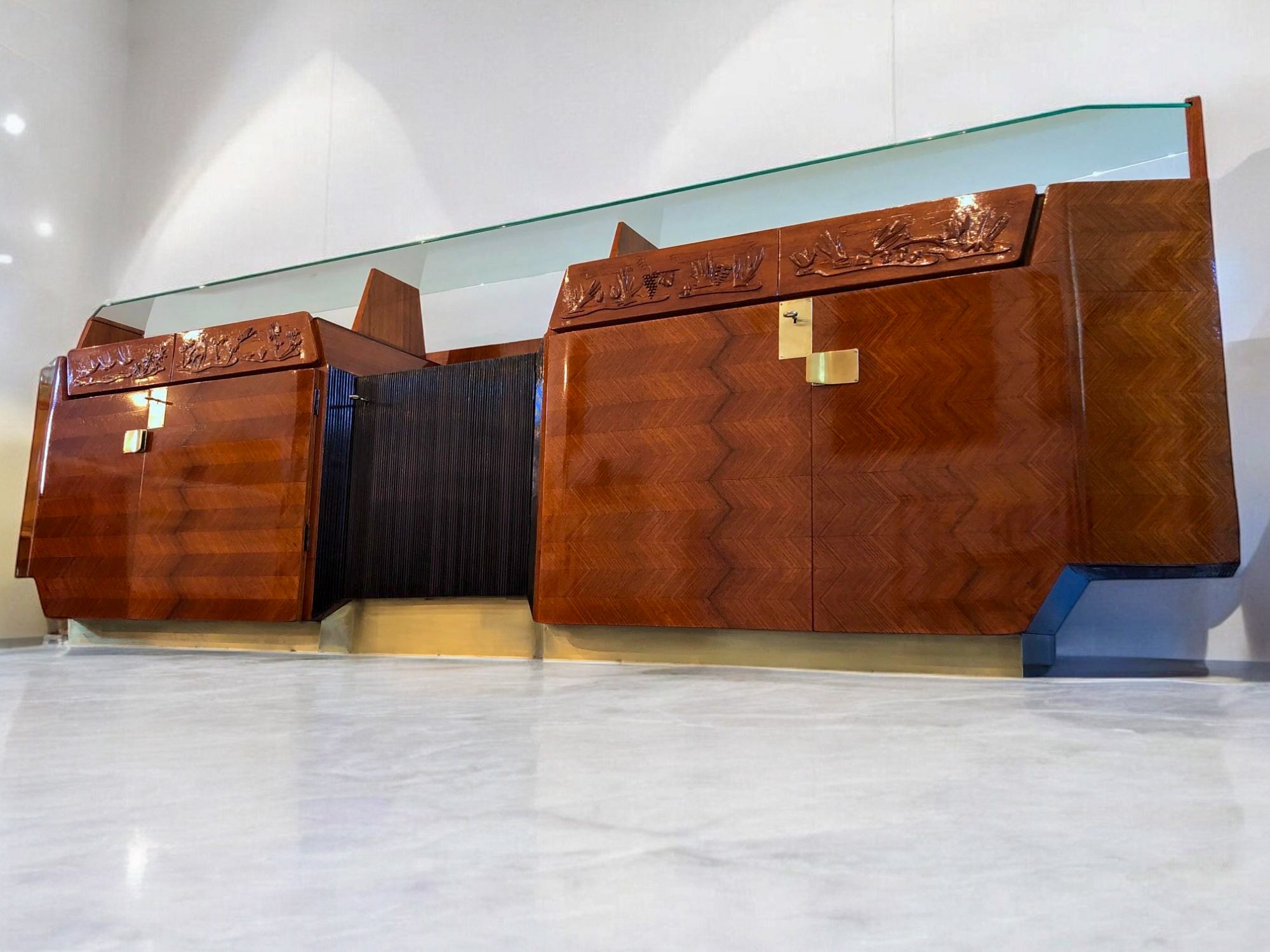 Buffet italien du milieu du siècle  Conçu par Vittorio Dassi