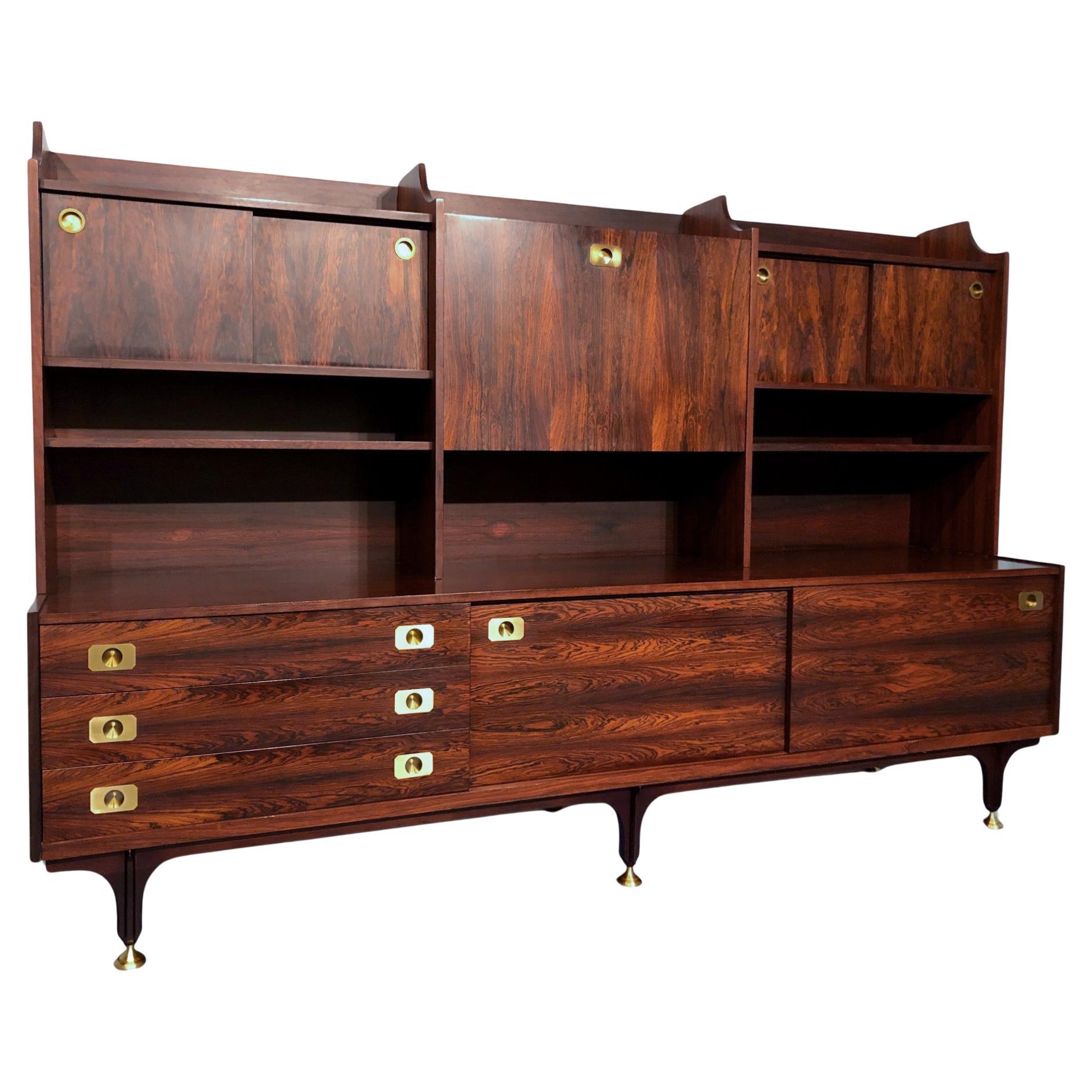Élégant buffet haut italien en teck, de style moderne du milieu du siècle dernier, de grande qualité exécutive. Ce buffet combine une grande capacité de rangement avec un design vraiment unique. A noter que l'ébéniste a réalisé les splendides