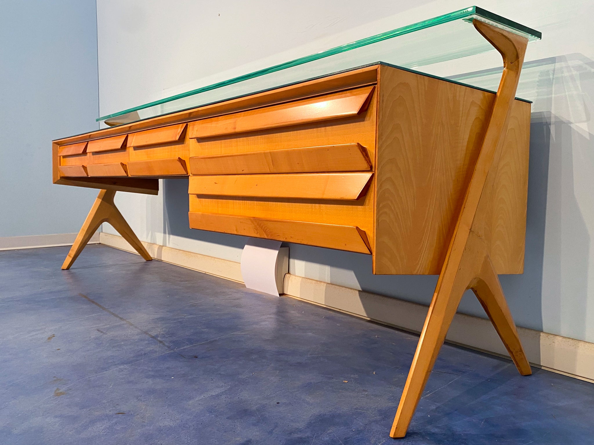 Schönes Sideboard, entworfen von Vittorio e Plinio Dassi und in den 1950er Jahren von Barovier & Toso in Murano gefertigt. Seine ästhetische Einzigartigkeit geht auf das ursprüngliche skulpturale Formdesign der Schubladen und seitlichen Stützen