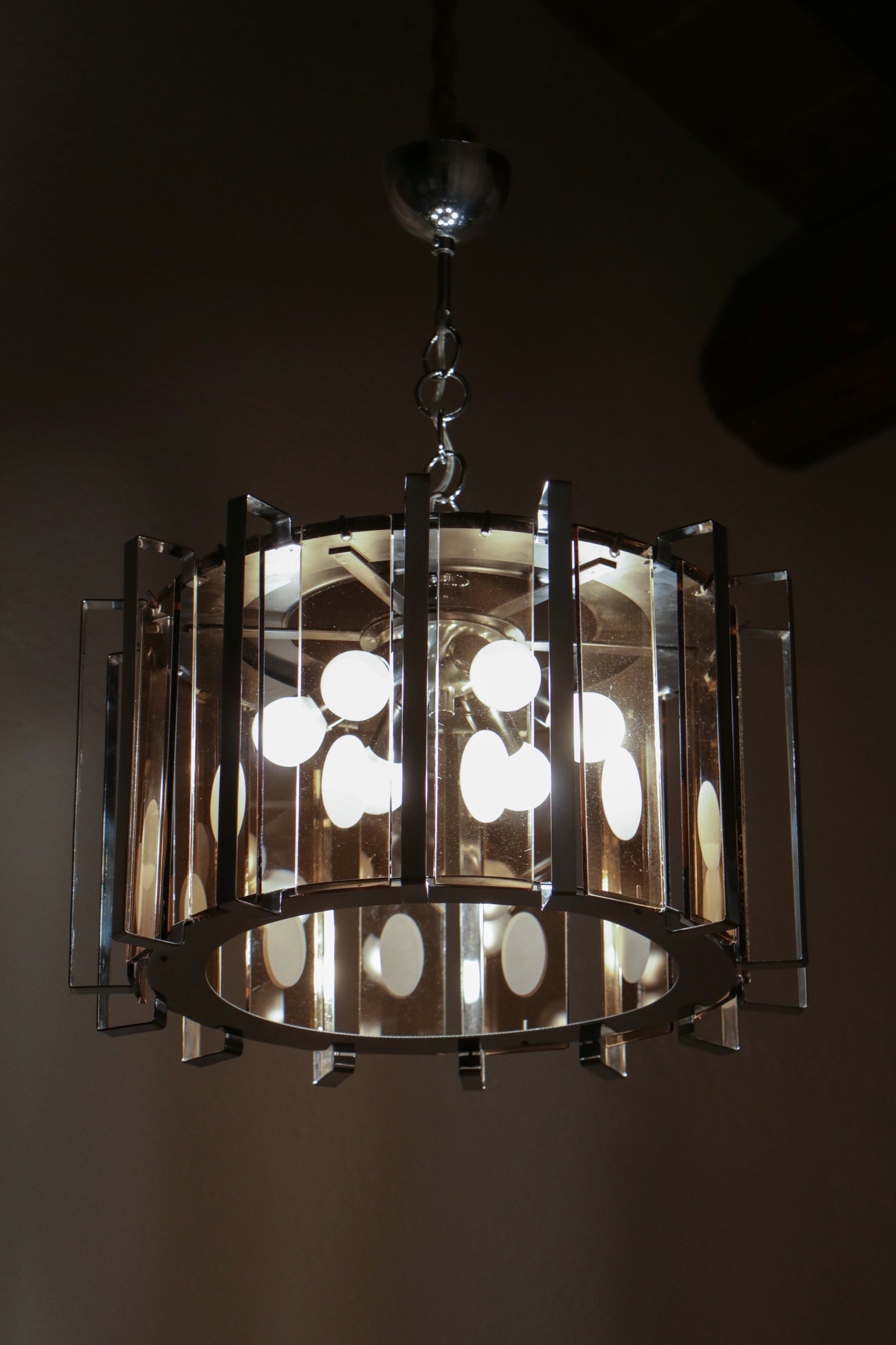 Lampadario a sei luci nero e cromato del Medioevo attribuito a Gino Vistosi in vendita