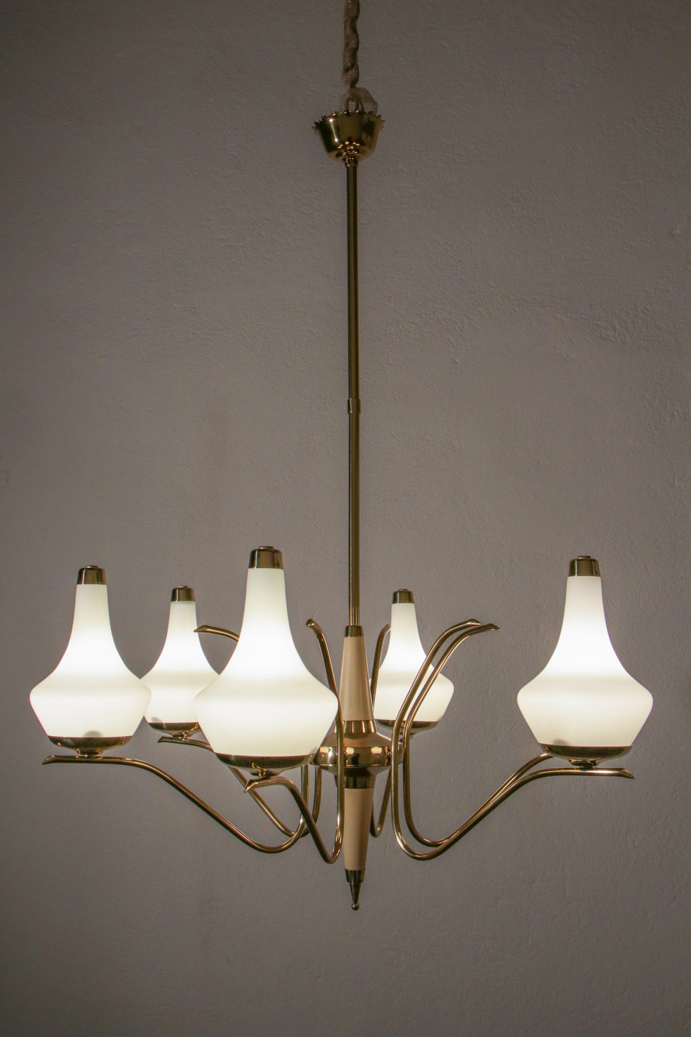 Italian Midcentury Six Lights Gold and Ivory Chandelier Attributed to Stilnovo