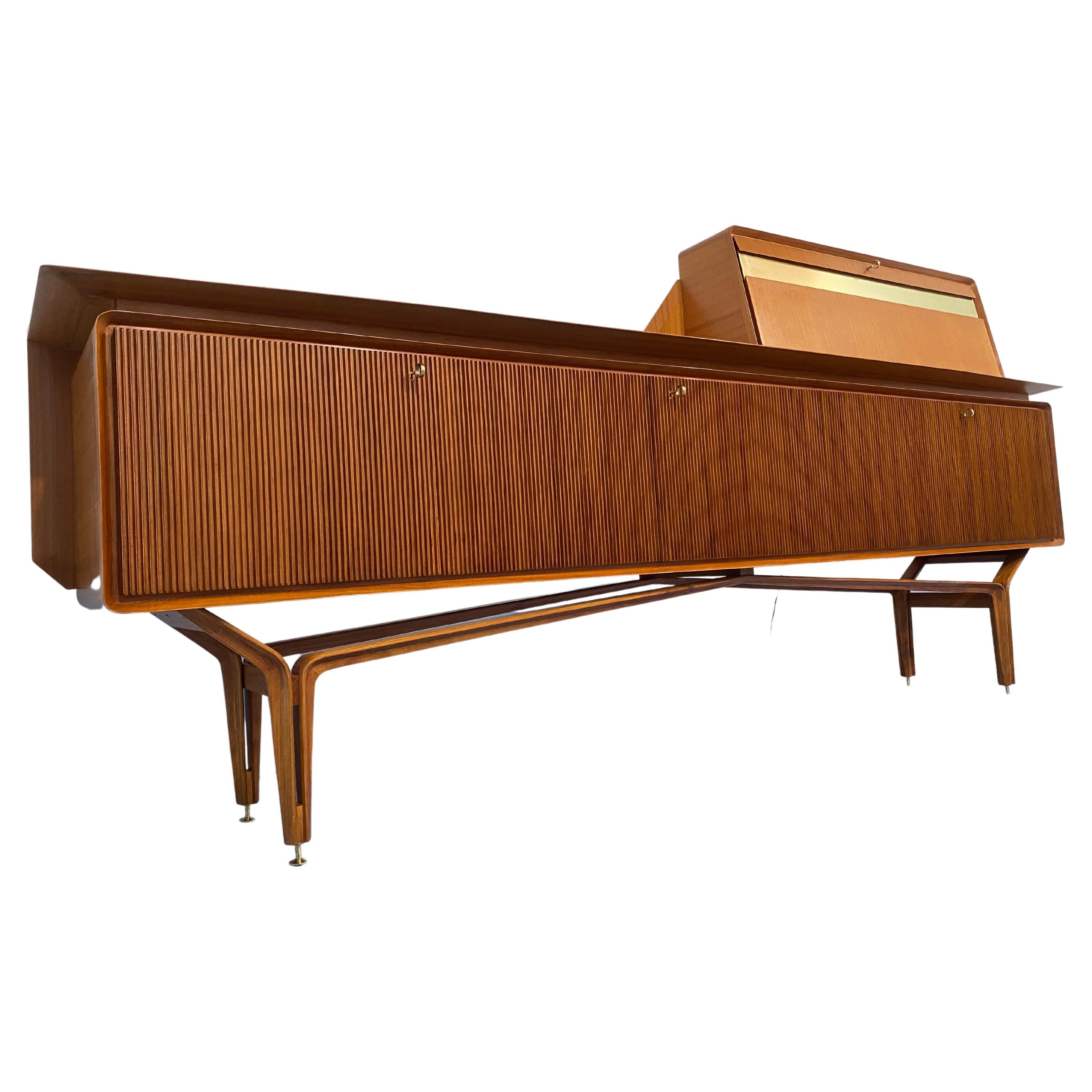 This magnificent Italian credenza from the 1960s is a stunning example of the exceptional craftsmanship produced by the Consorzio Esposizione Mobili Cantu'. Founded in 1949, the consortium aimed to bring together the best of Canturina furniture