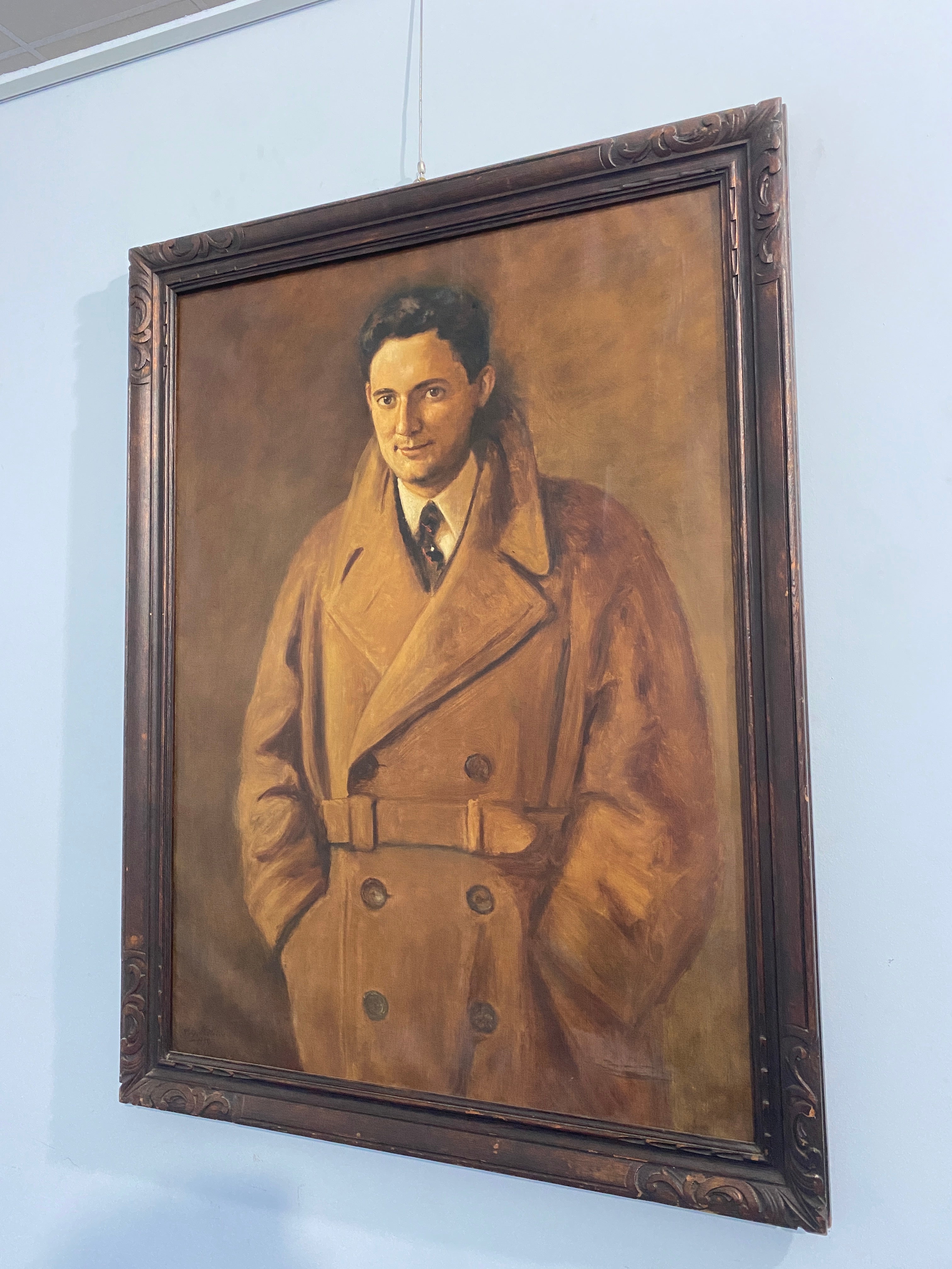 Óleo Art Déco 'Retrato de hombre con mackintosh' firmado, Francia 1934 en venta