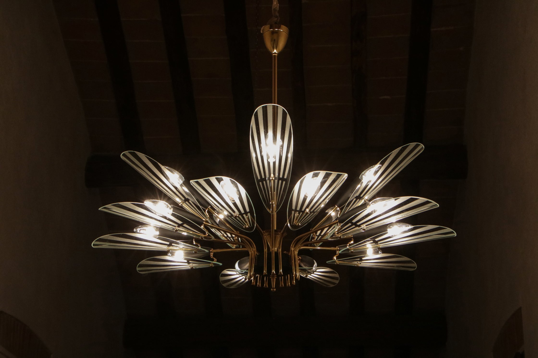 Italienischer fünfzehn-Licht-Kronleuchter aus der Mitte des Jahrhunderts im Stil von Fontana Arte, 1950