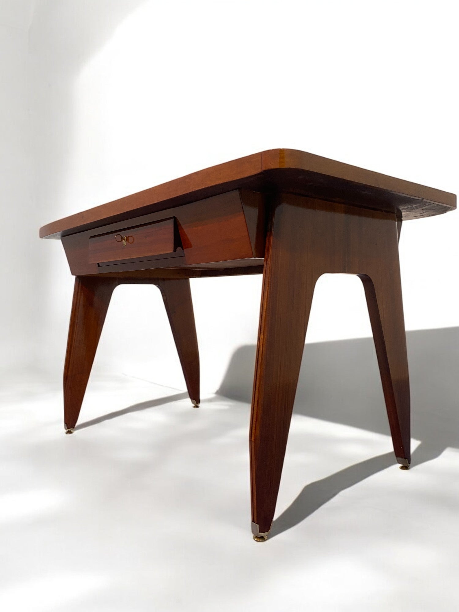 Tavolo da scrivania scultoreo italiano del Mid Century disegnato da Vittorio Dassi negli anni '50 in vendita