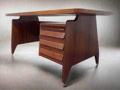 Mesa de escritorio ejecutiva italiana de mediados de siglo en madera de teca, por Vittorio Dassi, años 50