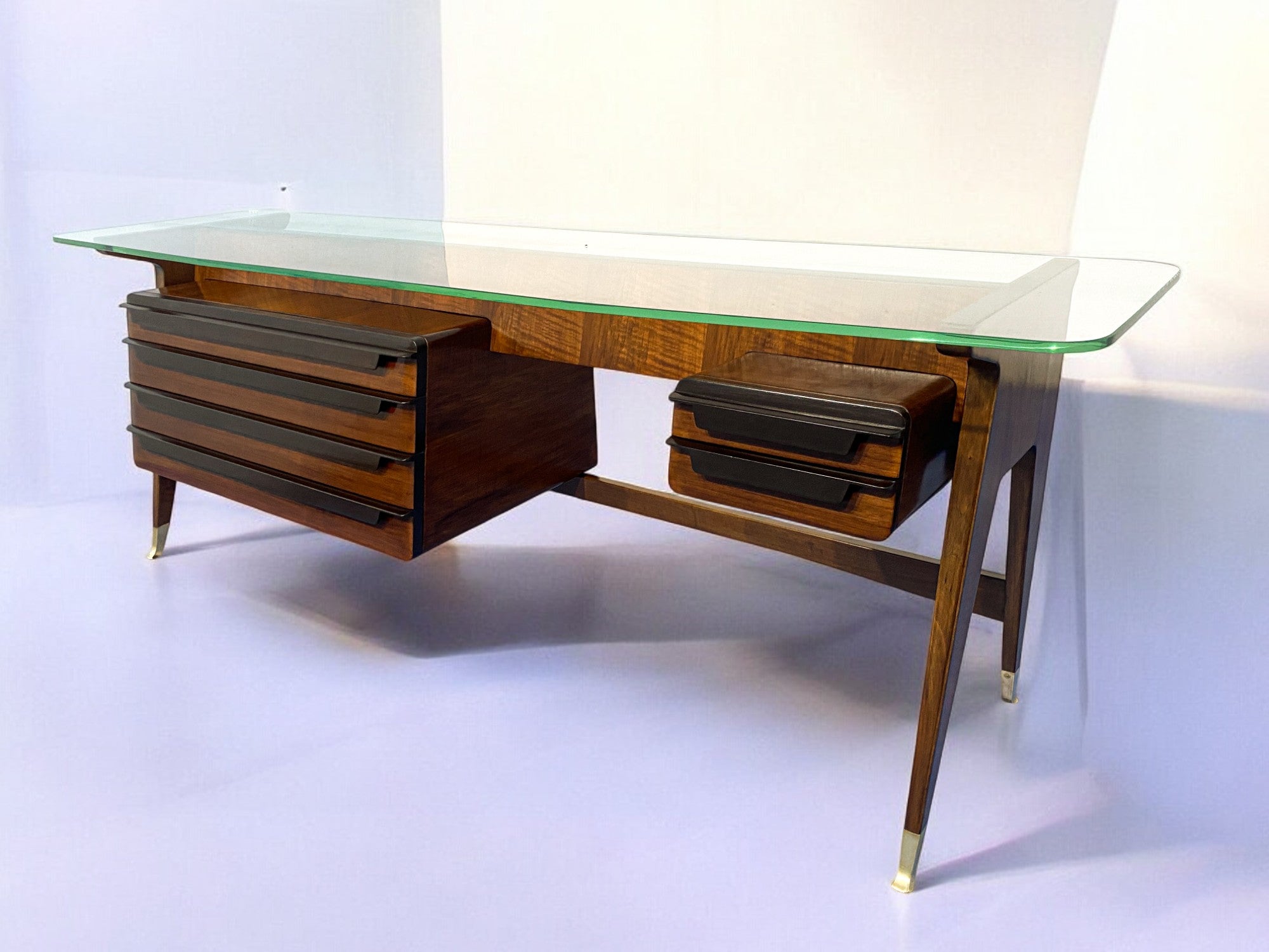 Maravillosa cómoda diseñada por Vittorio Dassi en los años 50 en madera de nogal de tonos cálidos con un suave acabado semibrillante, las condiciones son muy buenas ya que esta pieza ha sido restaurada recientemente por un restaurador experto.
La