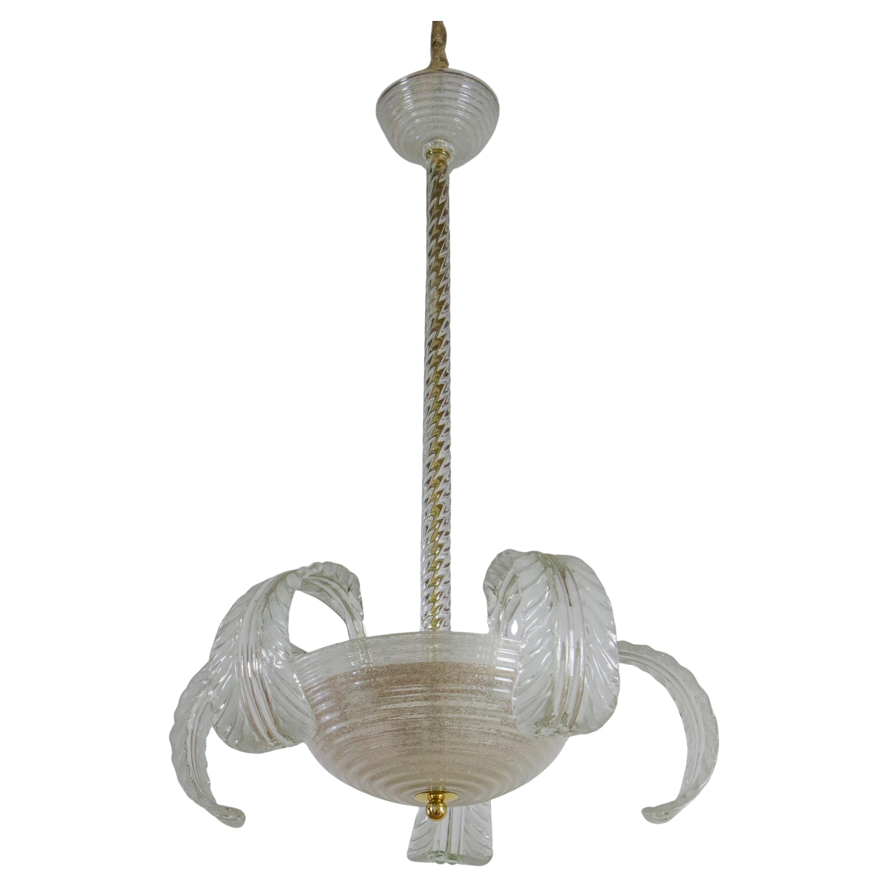 Scopri un magnifico lampadario Art Déco italiano realizzato in vetro di Murano dalla prestigiosa Barovier&Toso nel 1940. La coppa centrale del lampadario è realizzata in vetro Pulegoso, una tecnica tradizionale che intrappola le bolle d'aria nel