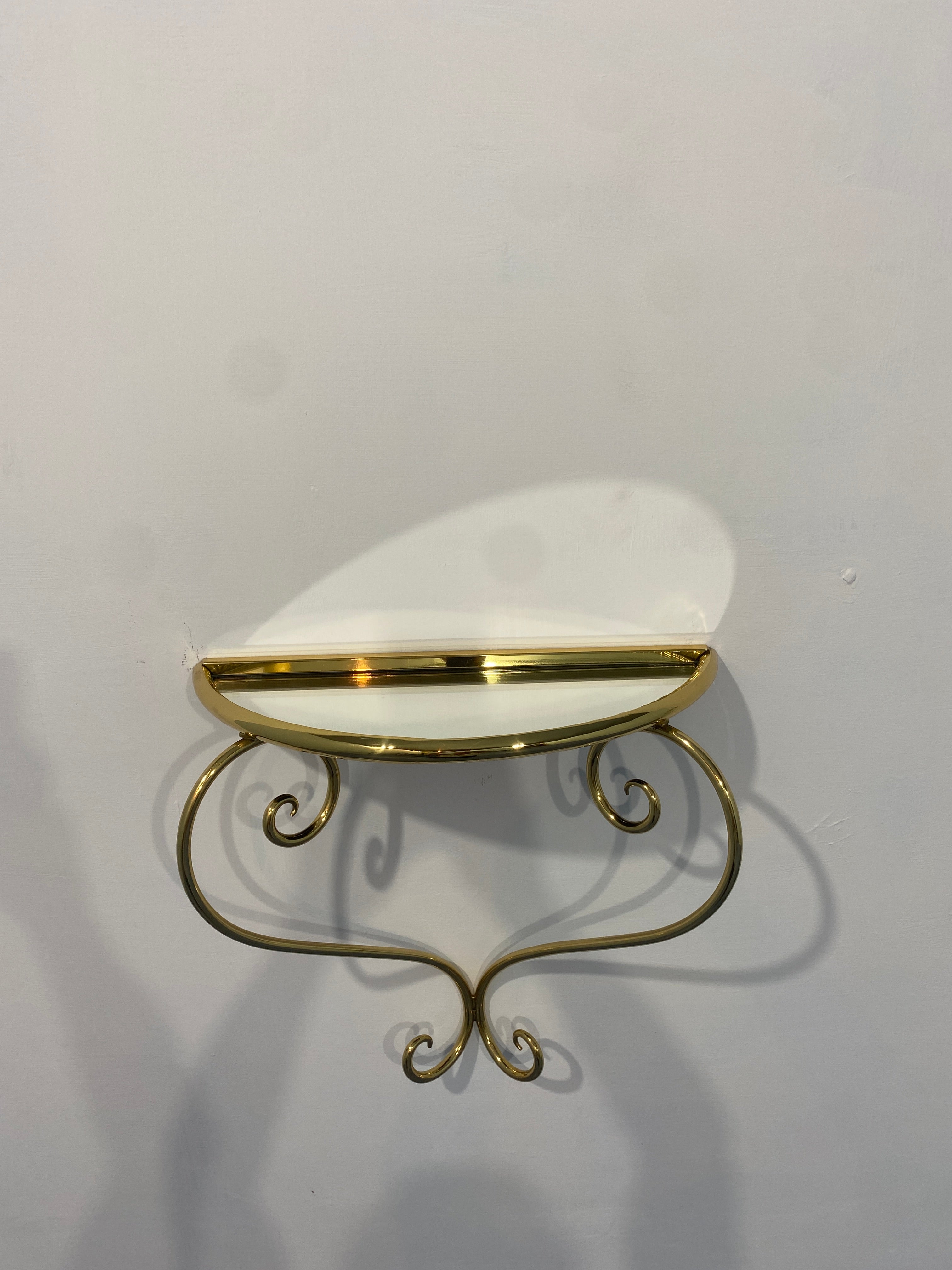 Bellissimo Set di due Consolle sospese italiane del Midcentury prodotte a mano negli anni '50 caratterizzate da un design elegante e raffinato, la lavorazione dell'ottone è degna di un orafo per la sua qualità e bellezza, la leggerezza delle forme