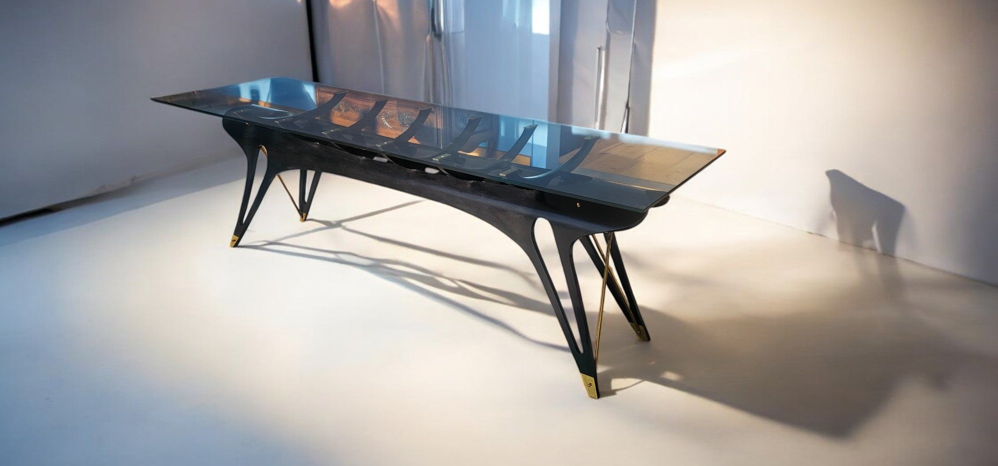 Table de table de table noire représentative italienne fabriquée à la main en édition limitée, 2024