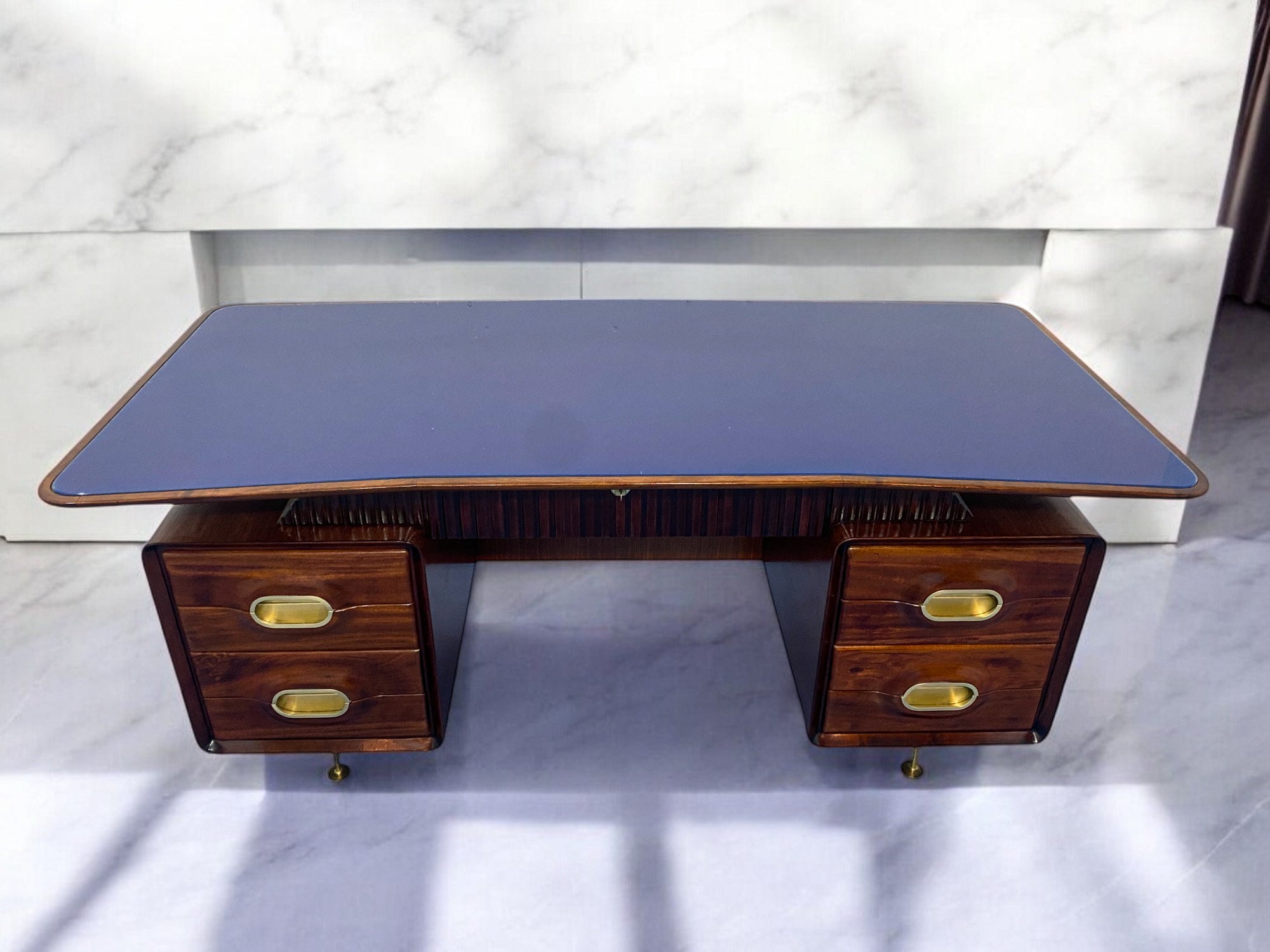 Ce magnifique bureau, conçu par Vittorio Dassi dans les années 1950 pour Permanente Mobili Cantù, se distingue par son plateau en verre raffiné à la ligne sculptée. La façade présente une belle section 