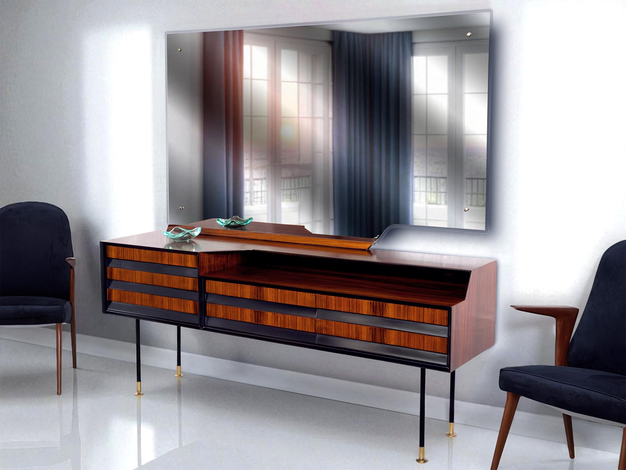 Questa credenza e/o cassettiera italiana con specchio è stata disegnata molto bene da Vittorio Dassi negli anni '50, realizzata con uno splendido materiale come il caldo legno di teak.

Tutti gli articoli disegnati e prodotti da Vittorio Dassi sono