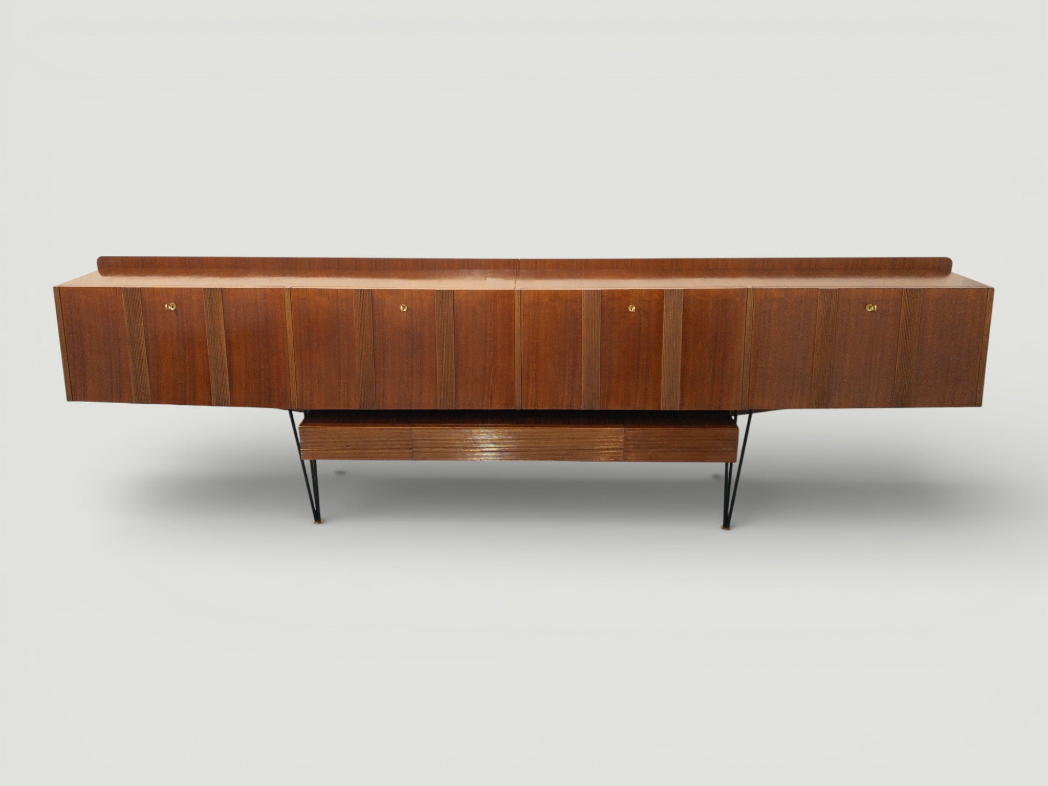Italienisches Sideboard aus der Mitte des Jahrhunderts, lang, hängend, aus Nussbaum, 1950er Jahre im Angebot