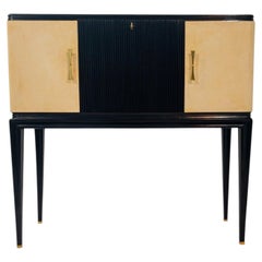 Mobile bar o credenza italiana del Medioevo in pergamena laccata nera, anni '50